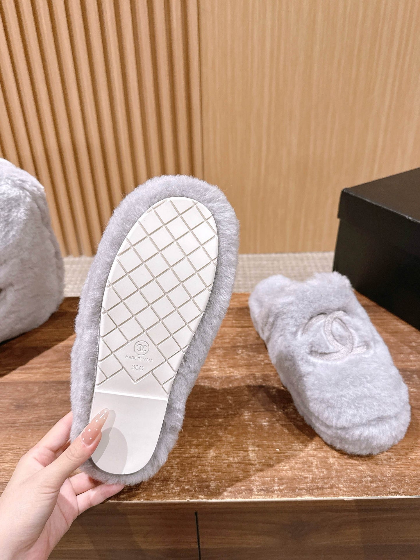 Chan 25fw fluffy slippers