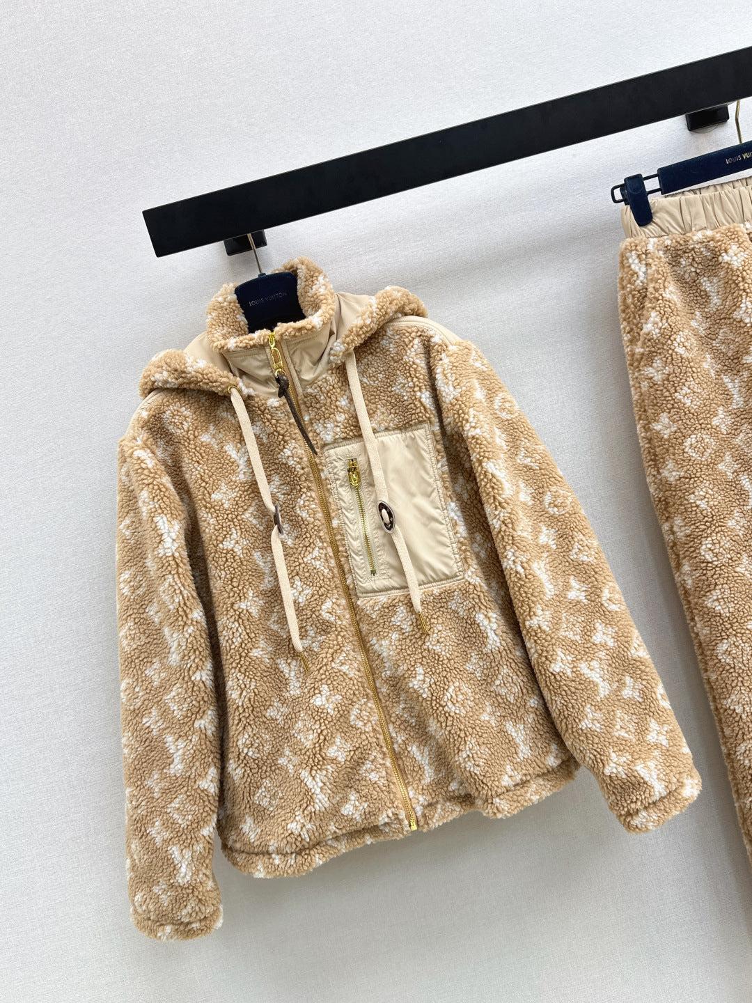 Loui 25fw lamb fleece coat