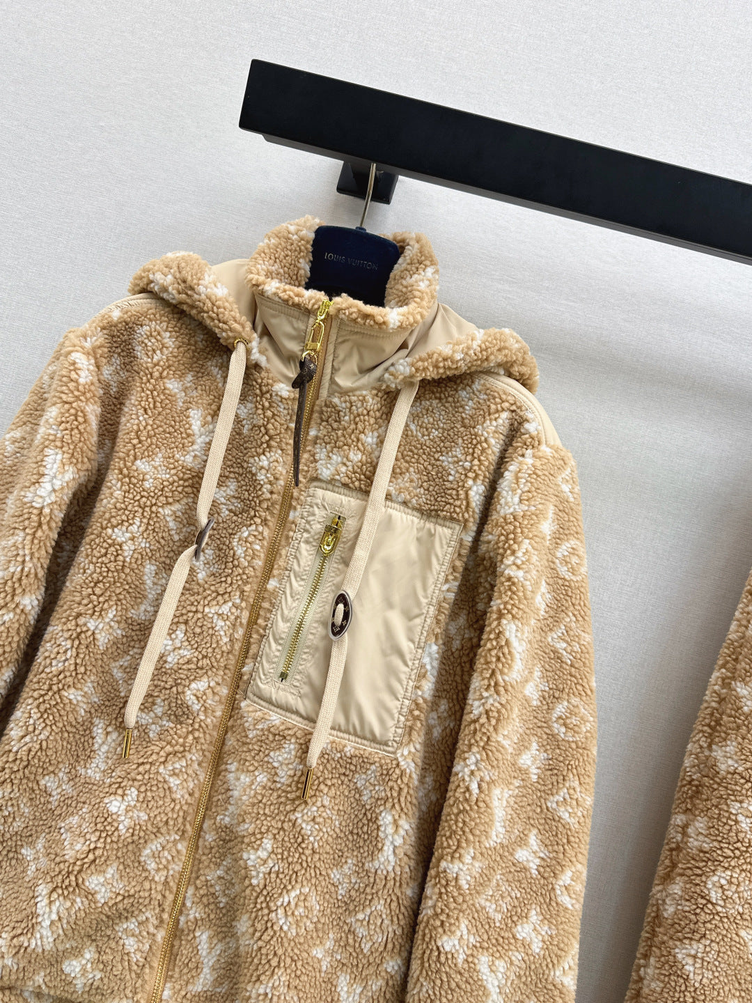 Loui 25fw lamb fleece coat