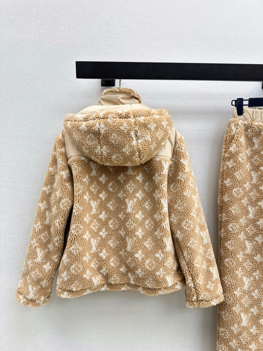 Loui 25fw lamb fleece coat