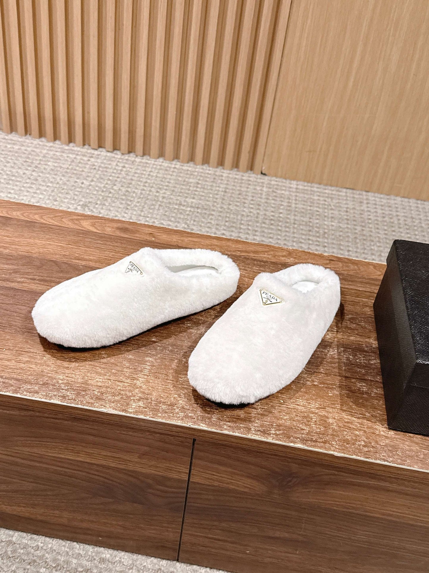 Pra 25fw flufft slippers