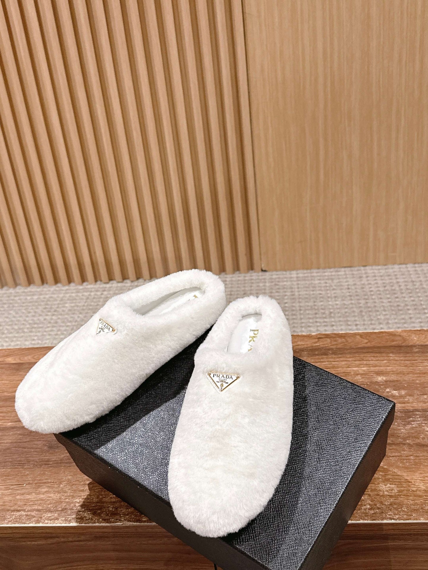 Pra 25fw flufft slippers