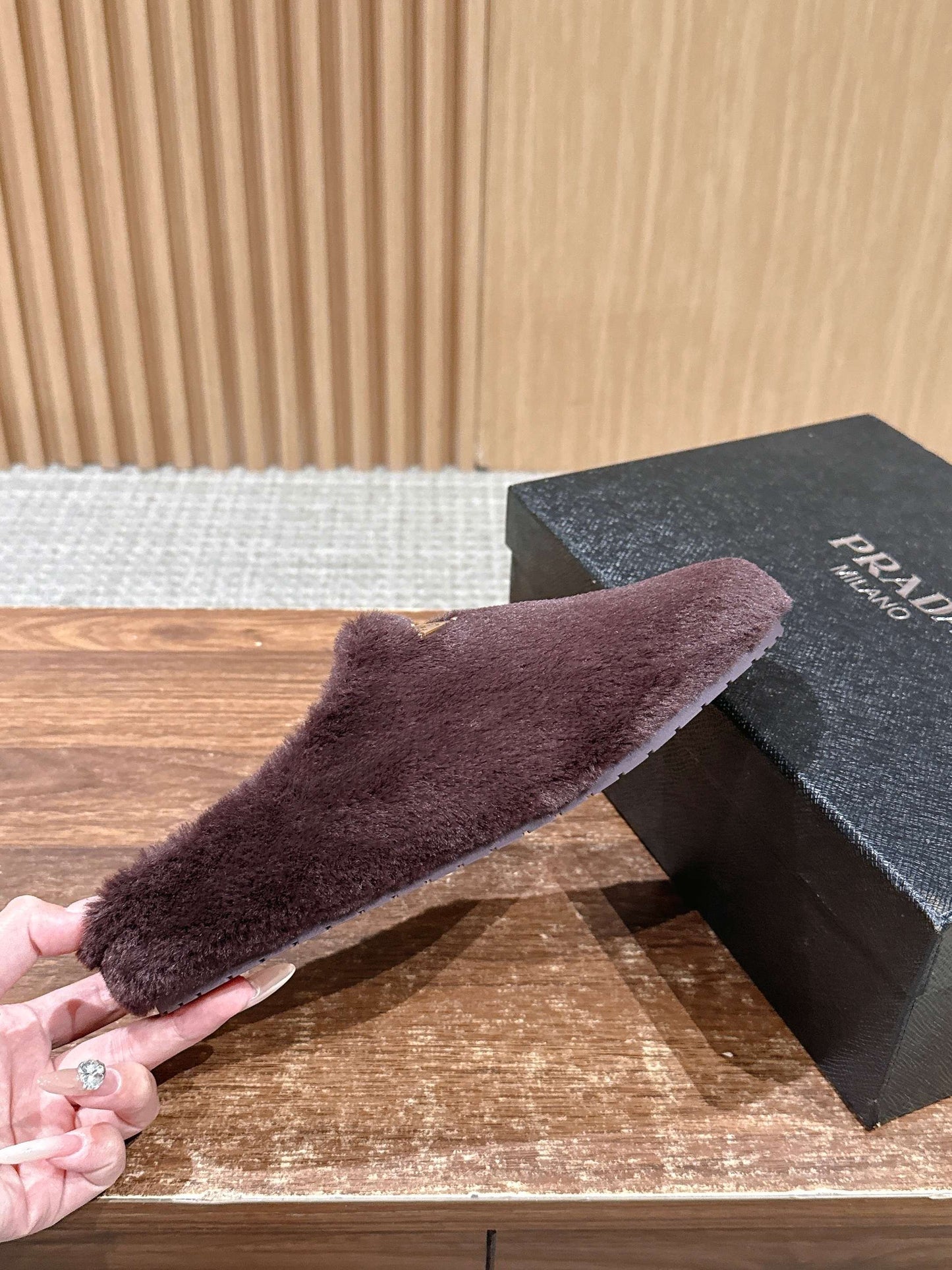 Pra 25fw flufft slippers