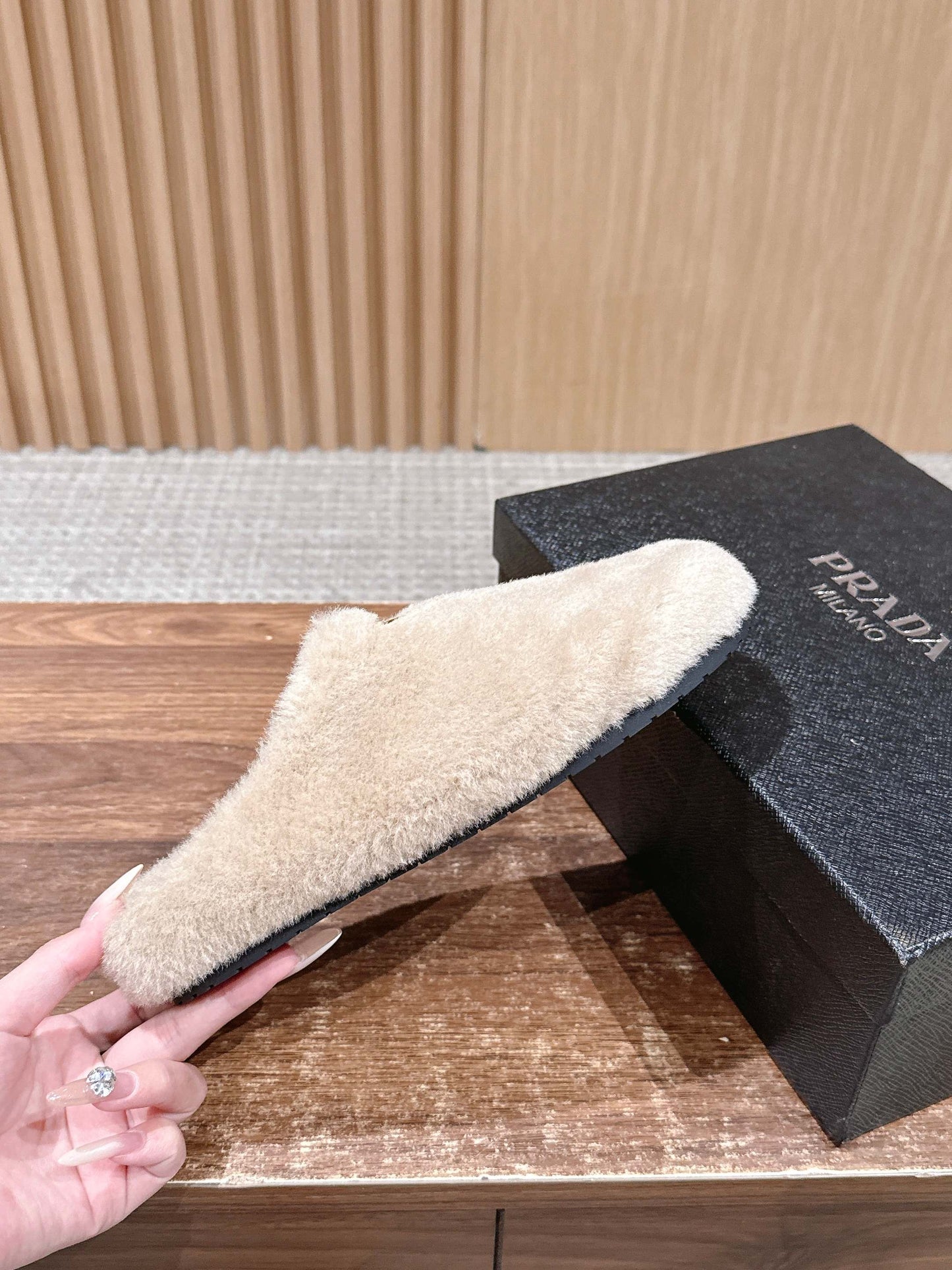 Pra 25fw flufft slippers