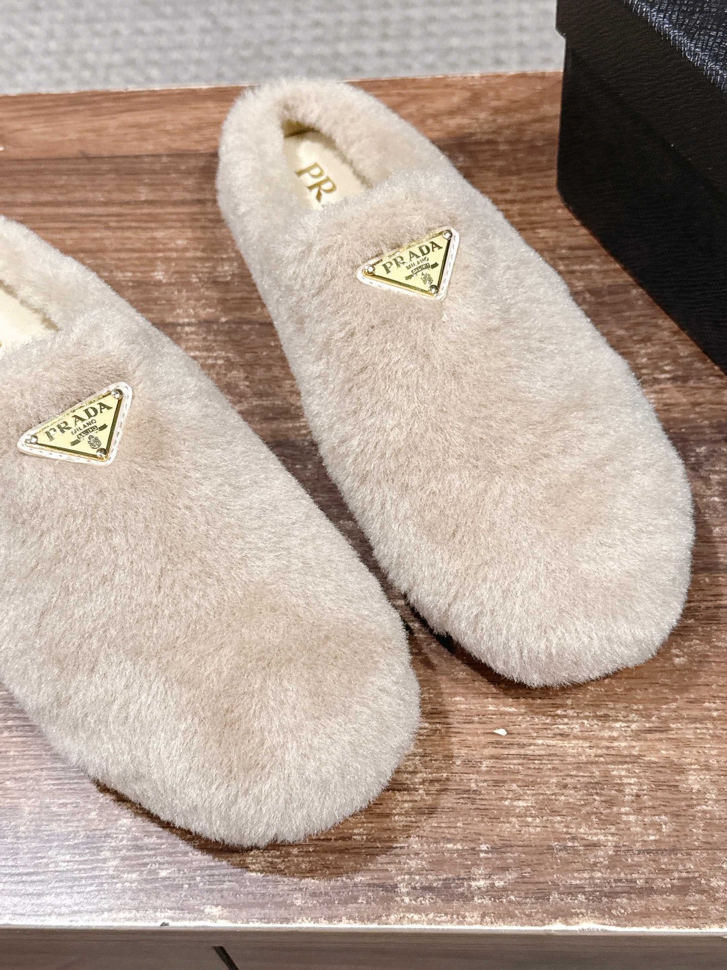 Pra 25fw flufft slippers
