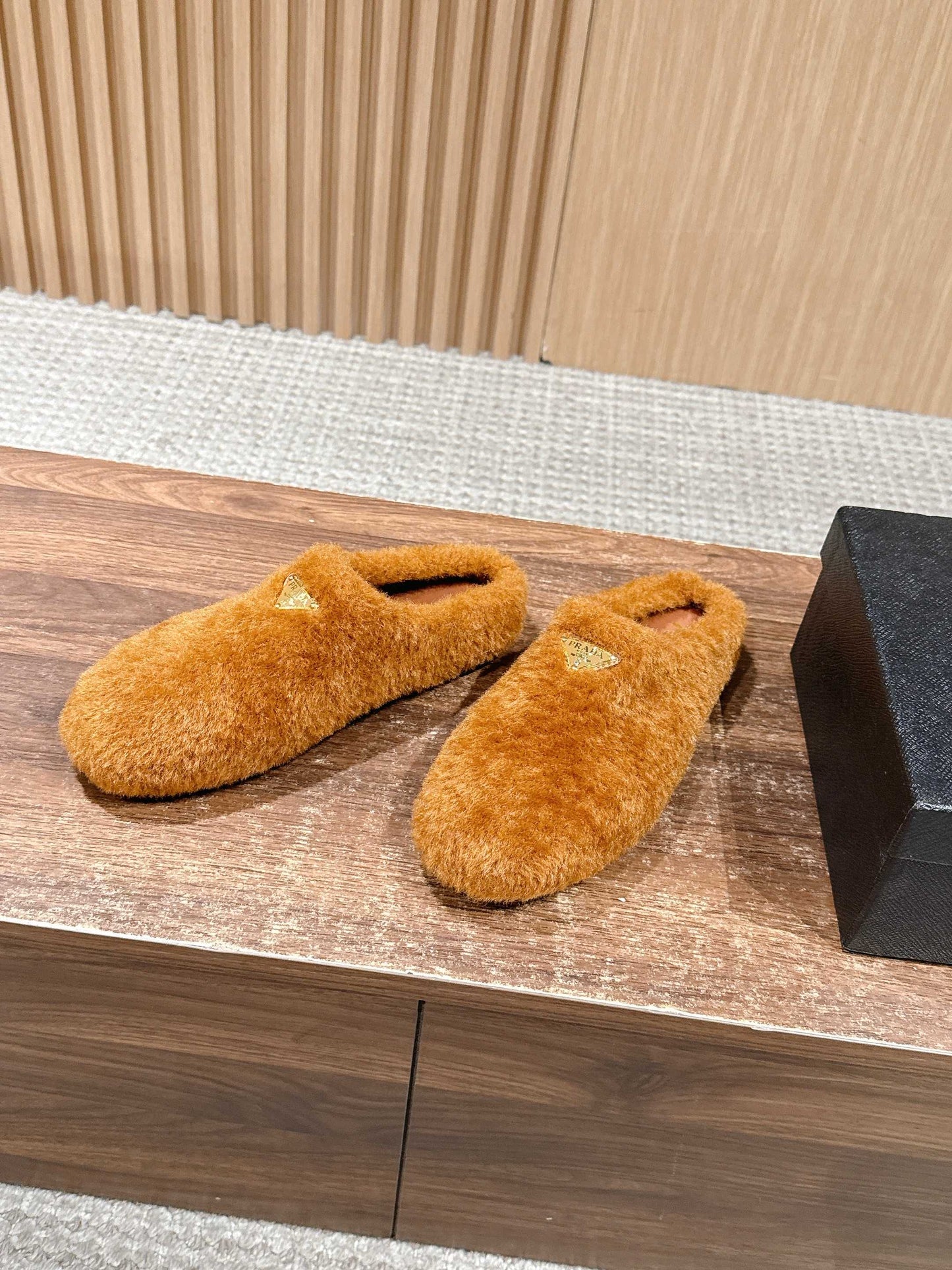 Pra 25fw flufft slippers