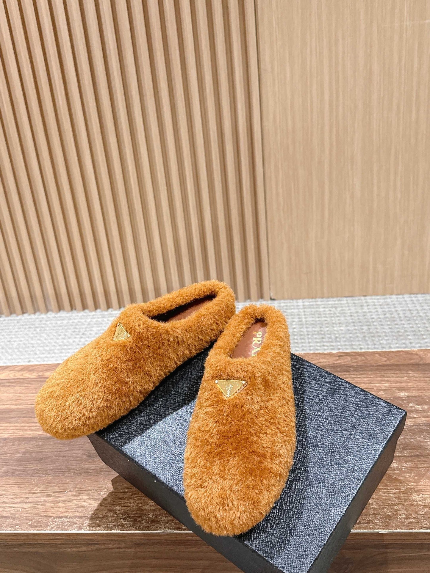 Pra 25fw flufft slippers