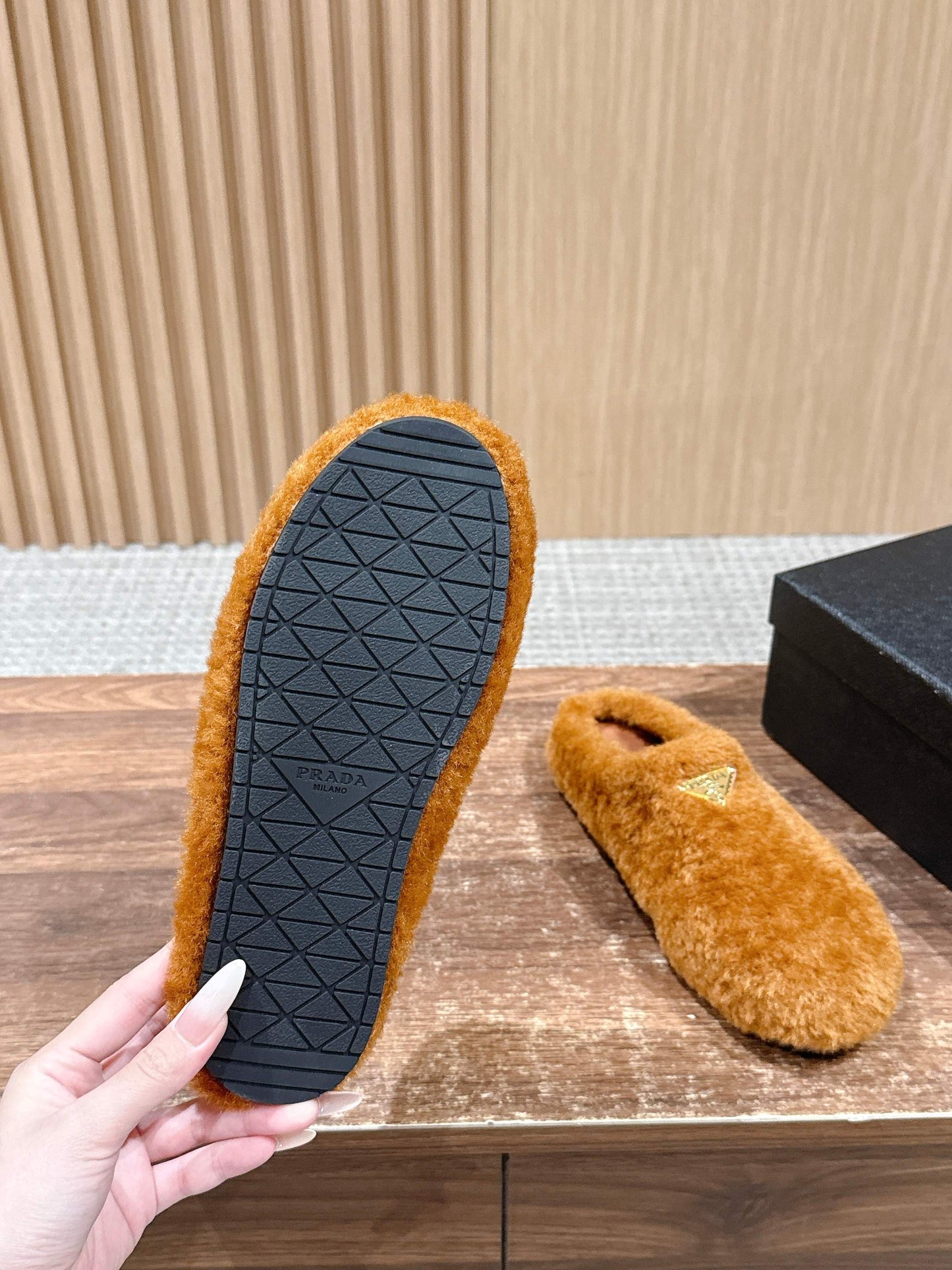Pra 25fw flufft slippers