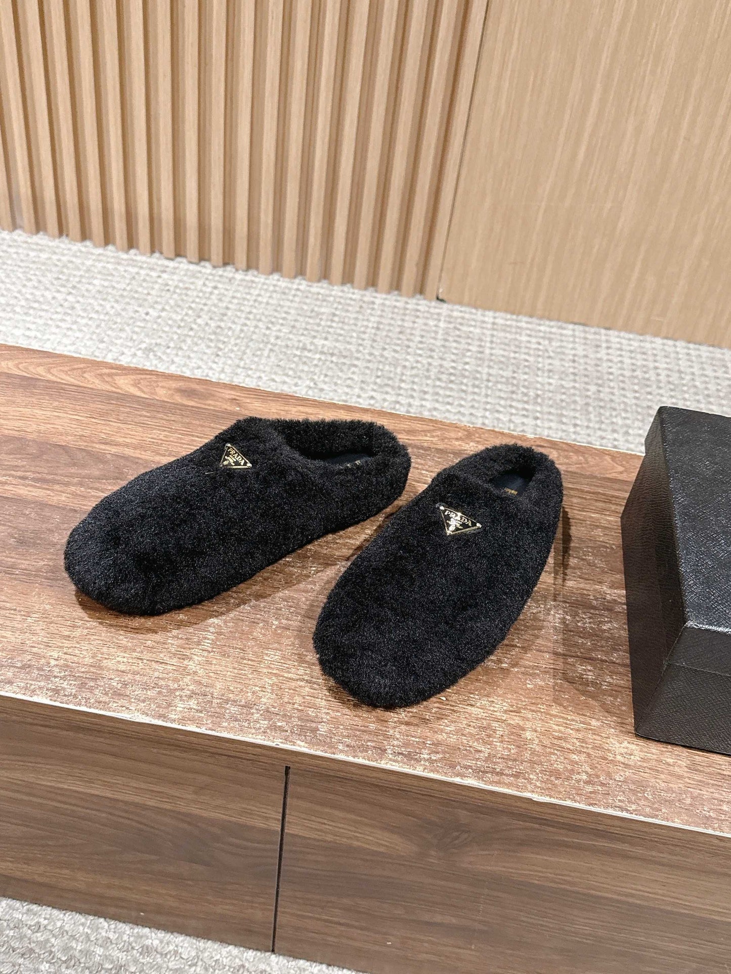 Pra 25fw flufft slippers