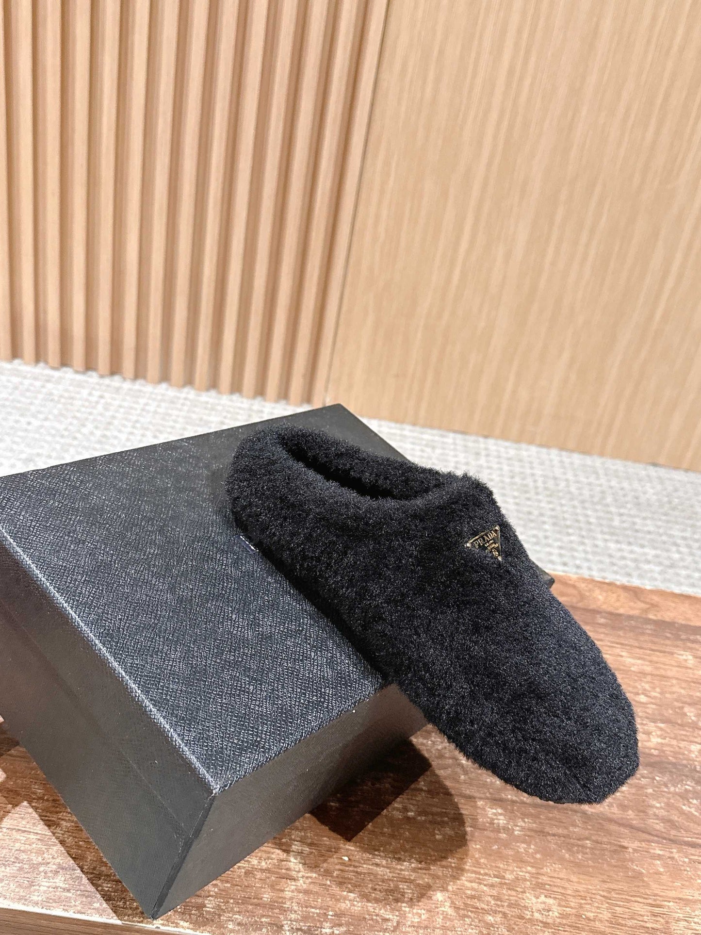 Pra 25fw flufft slippers