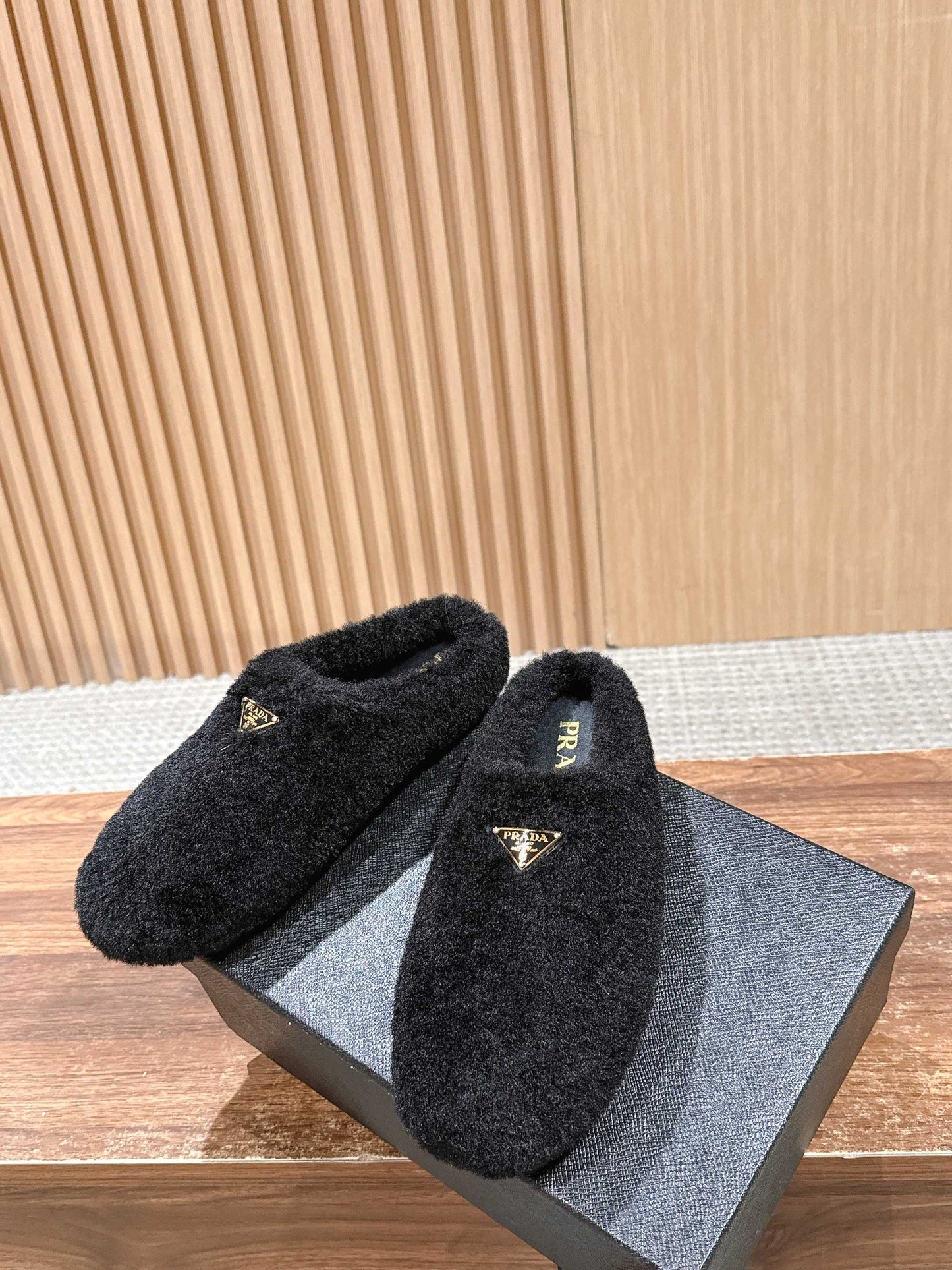 Pra 25fw flufft slippers
