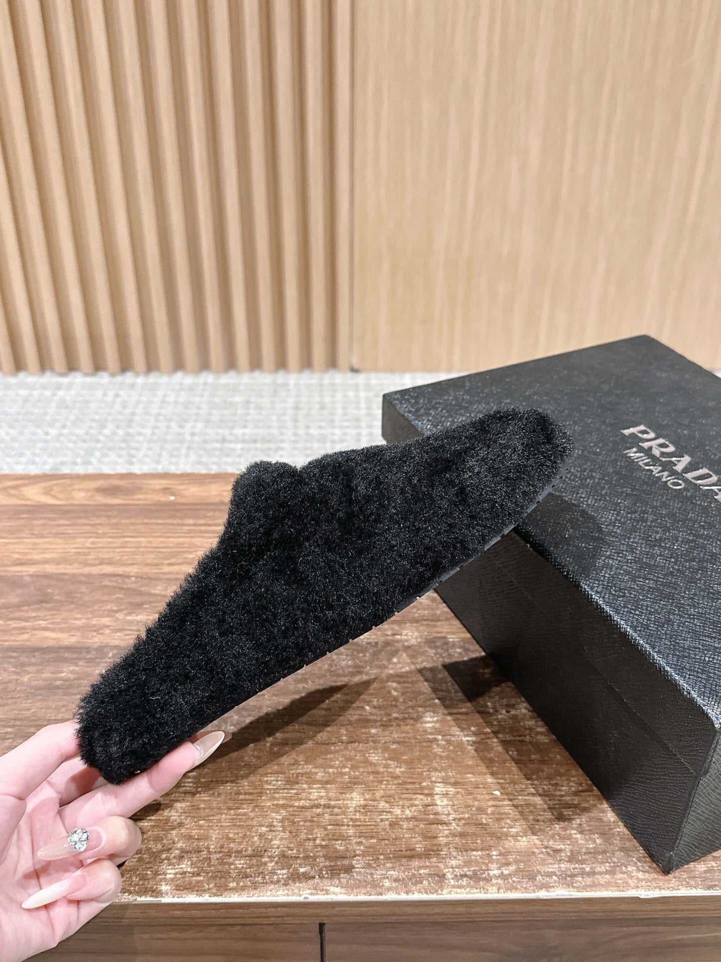 Pra 25fw flufft slippers