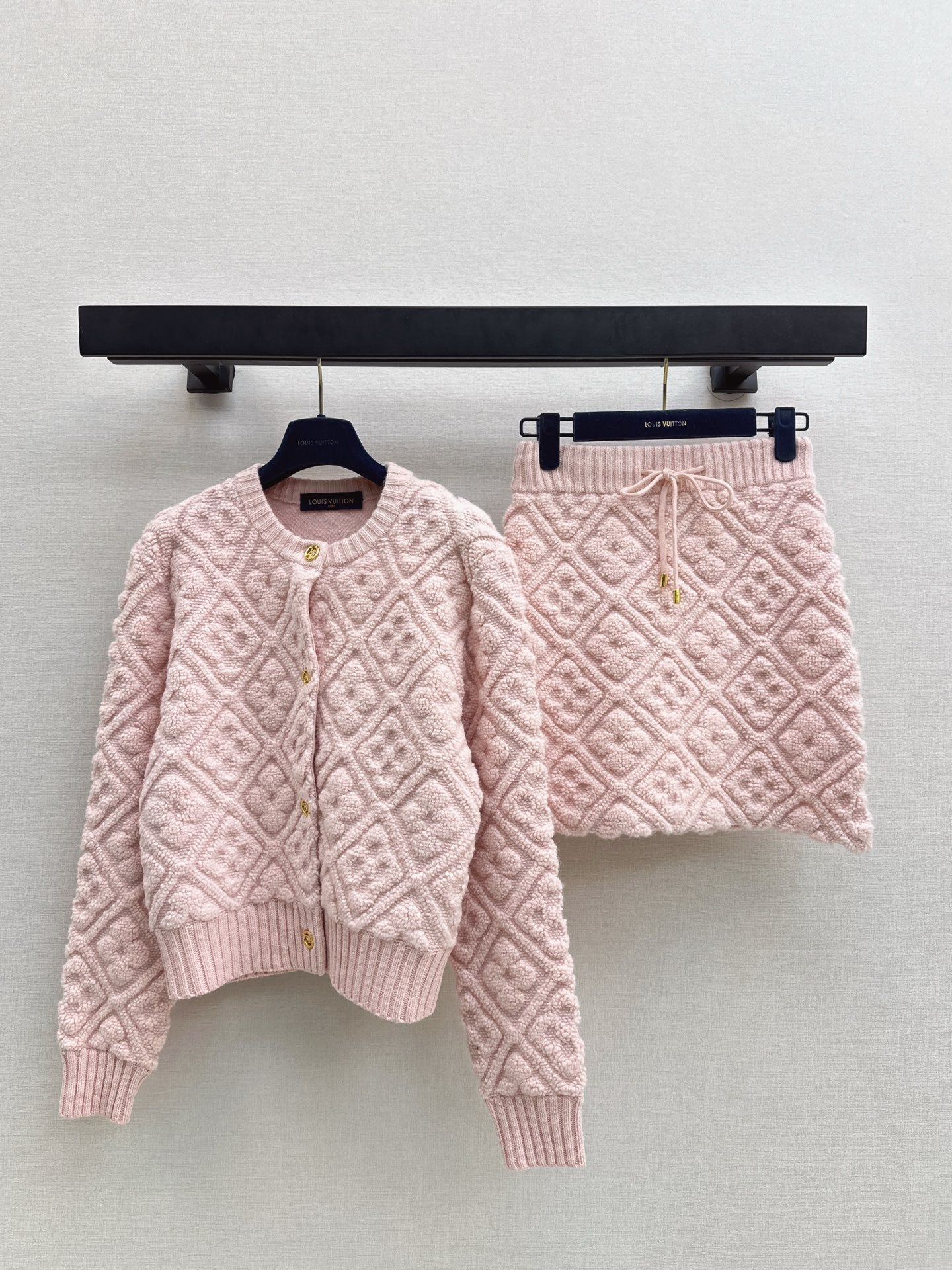 Loui 25fw cardigan skirt set