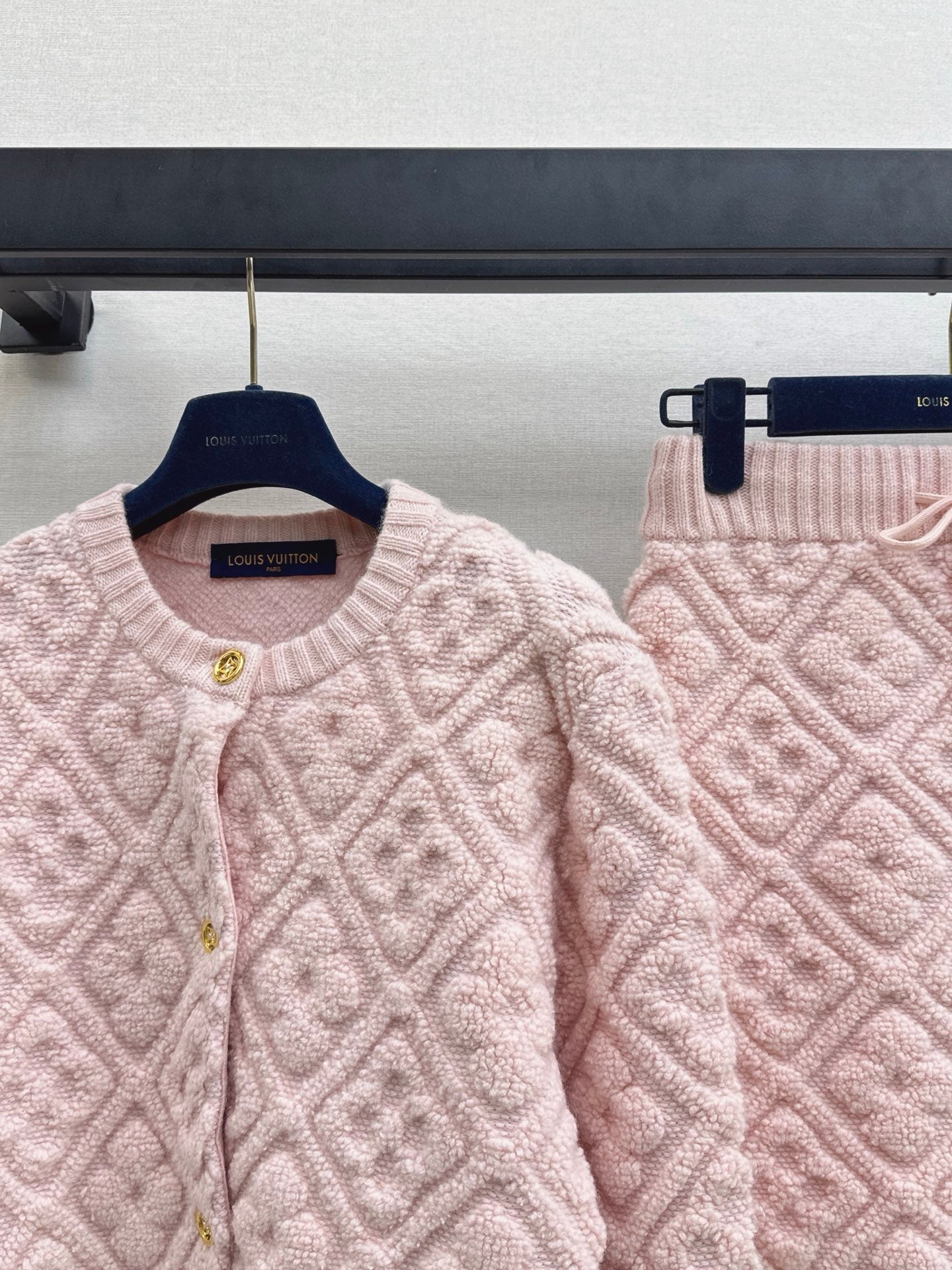 Loui 25fw cardigan skirt set