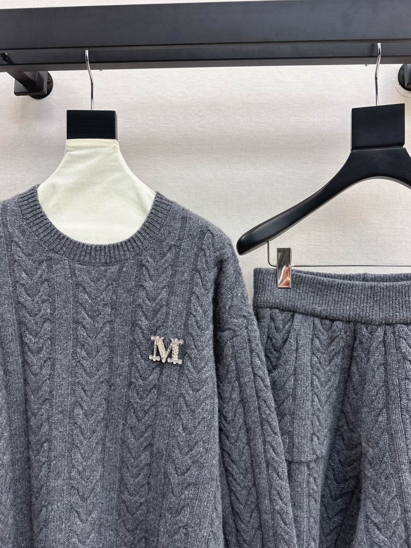 Max 25fw wool sweater short set