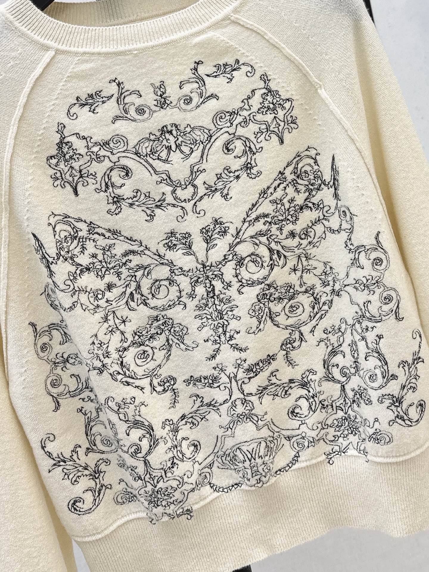 CD 25fw embroidery sweater