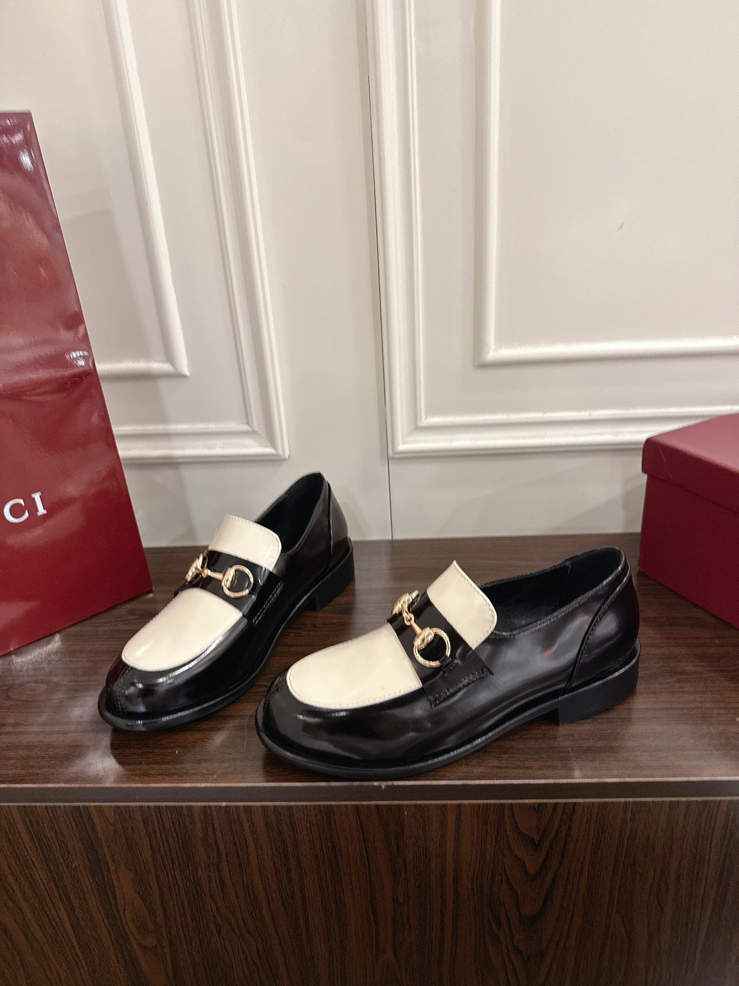 Guc 25fw platform loafers