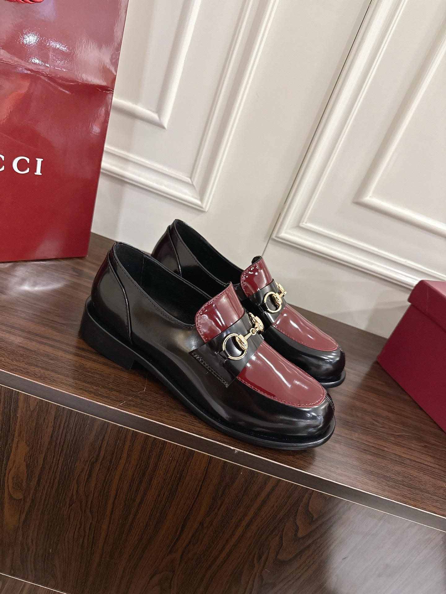 Guc 25fw platform loafers