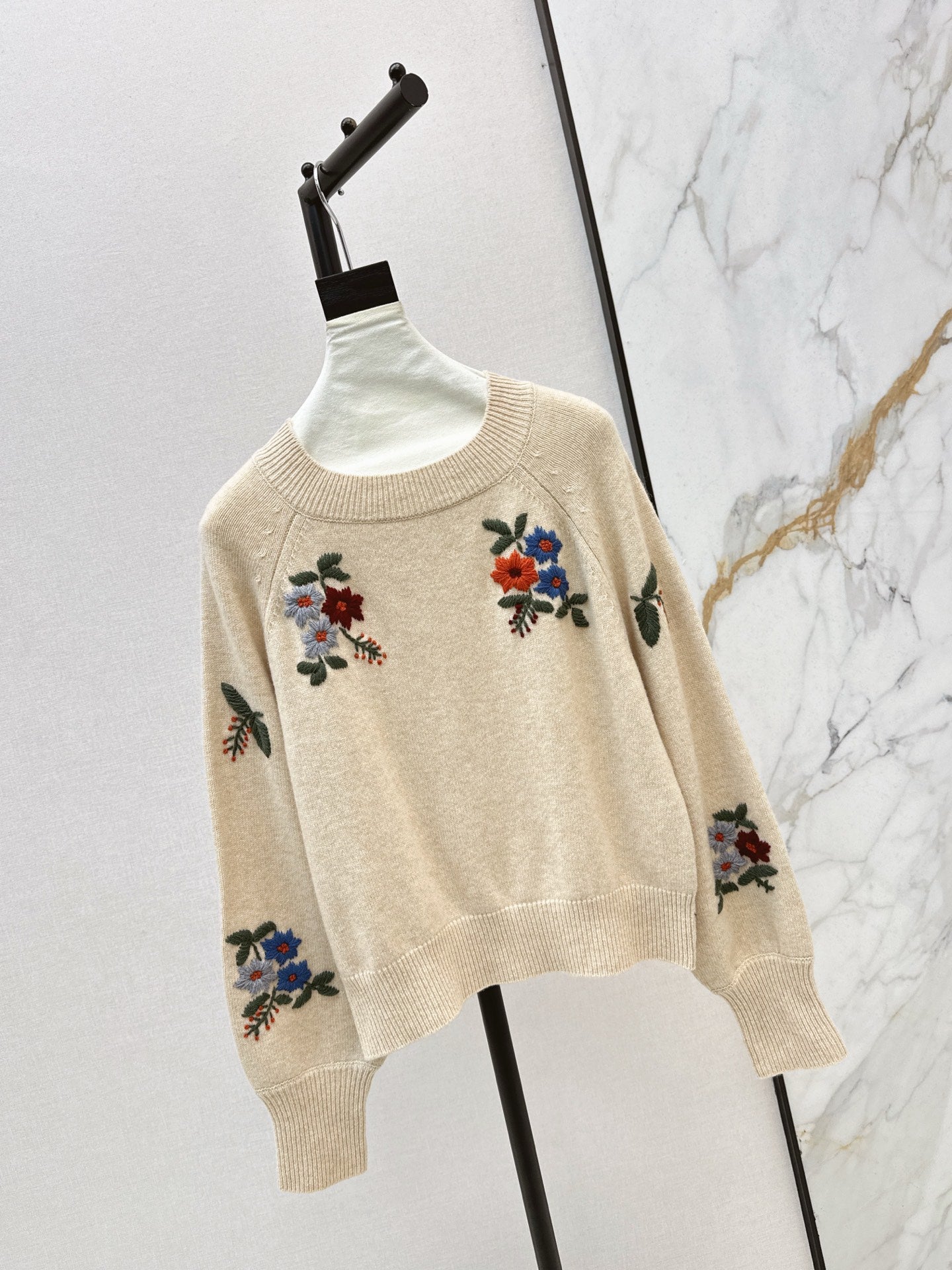 Gucc 25fw embroidery sweater