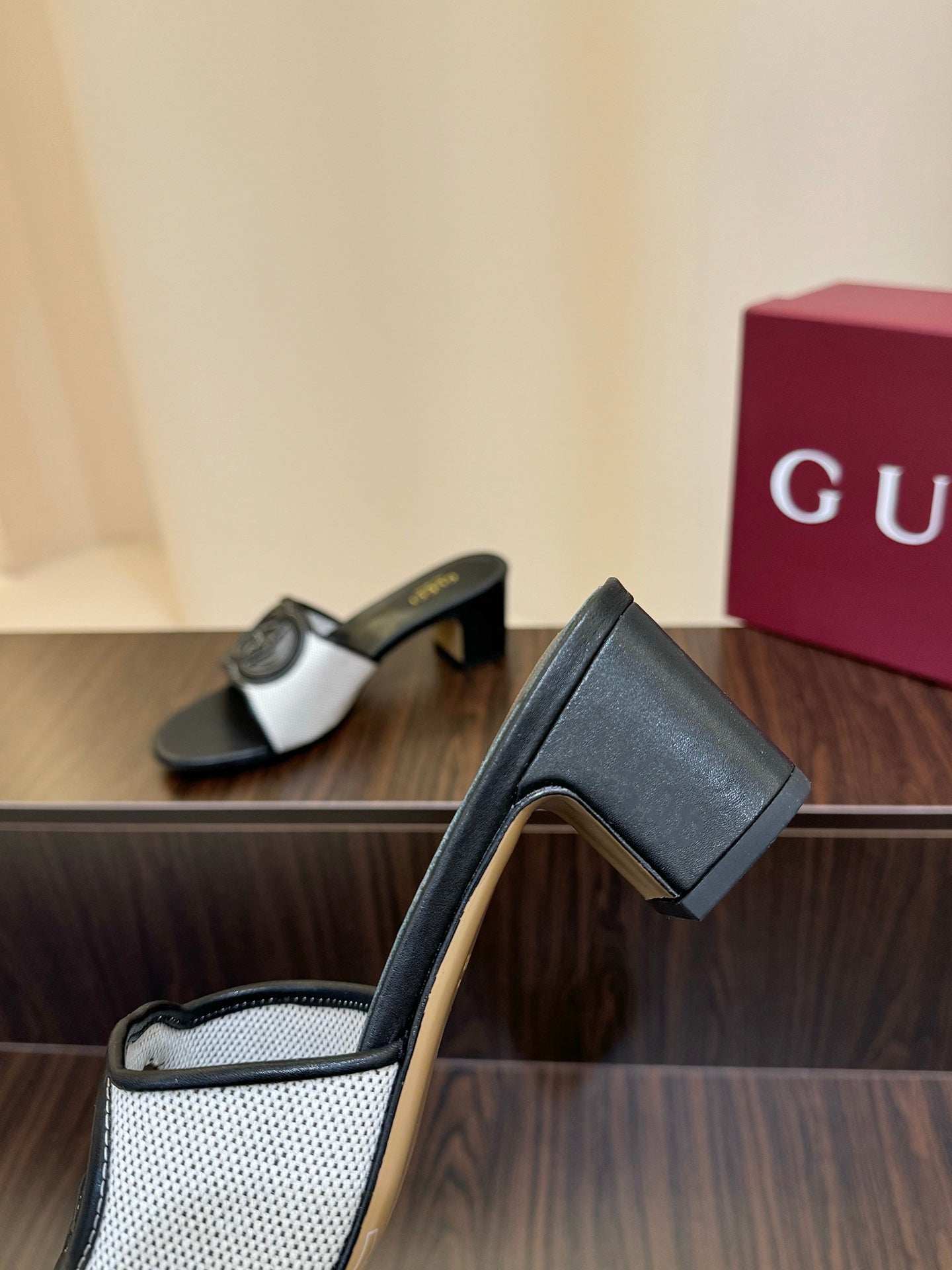 Gucc 25fw slide sandals