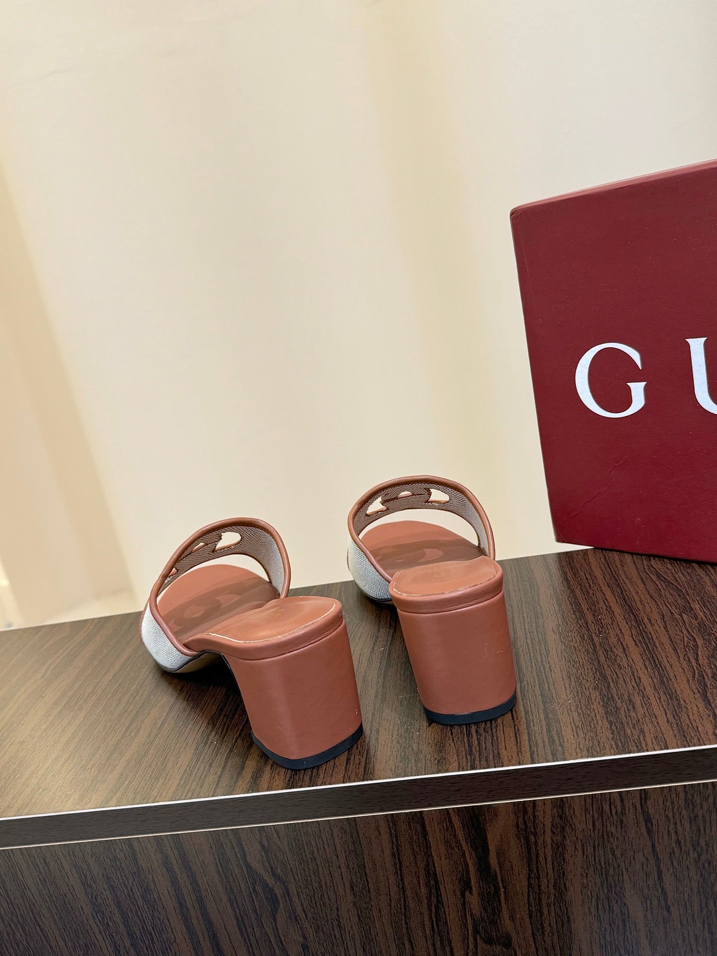 Gucc 25fw slide sandals