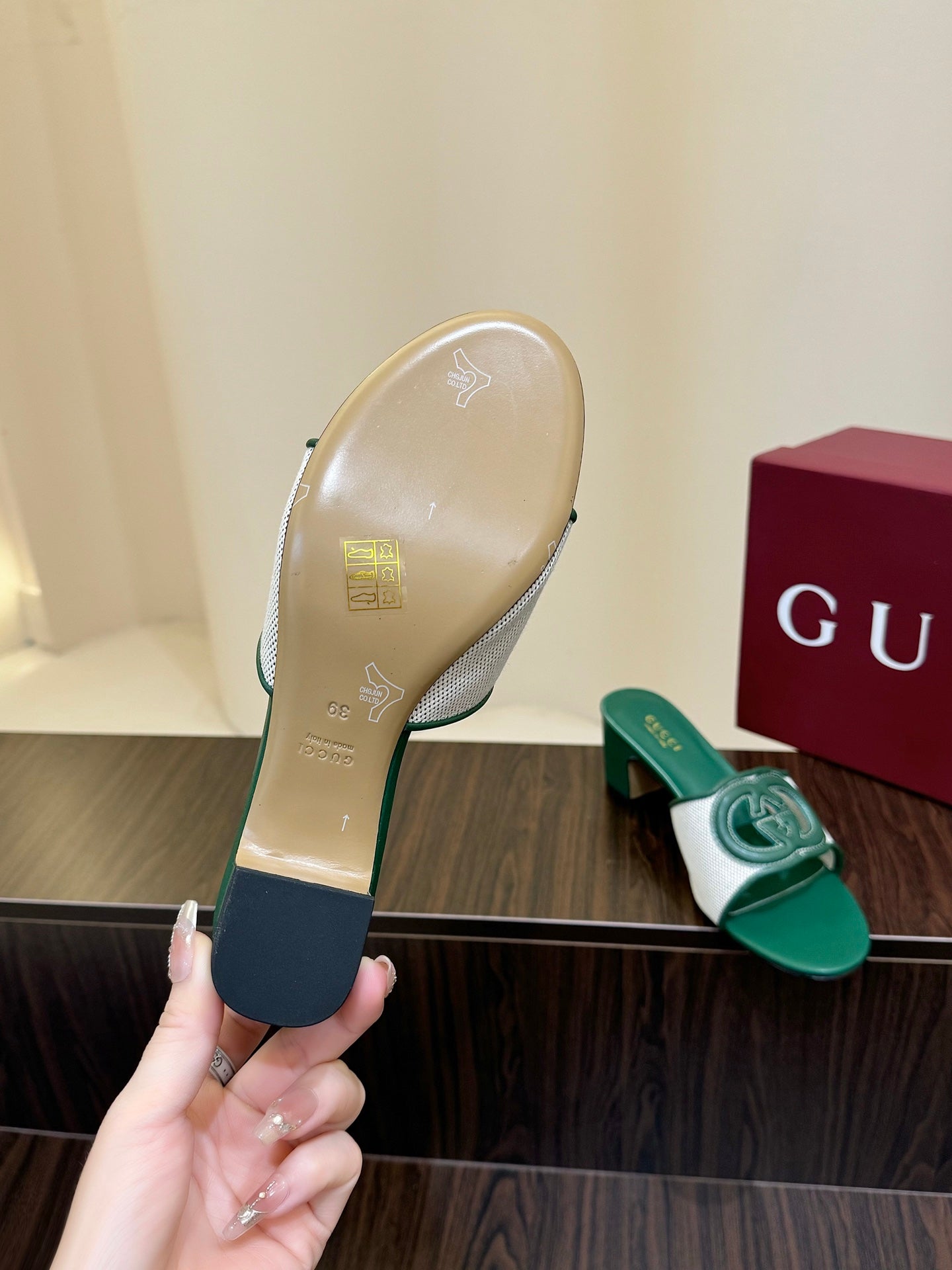 Gucc 25fw slide sandals