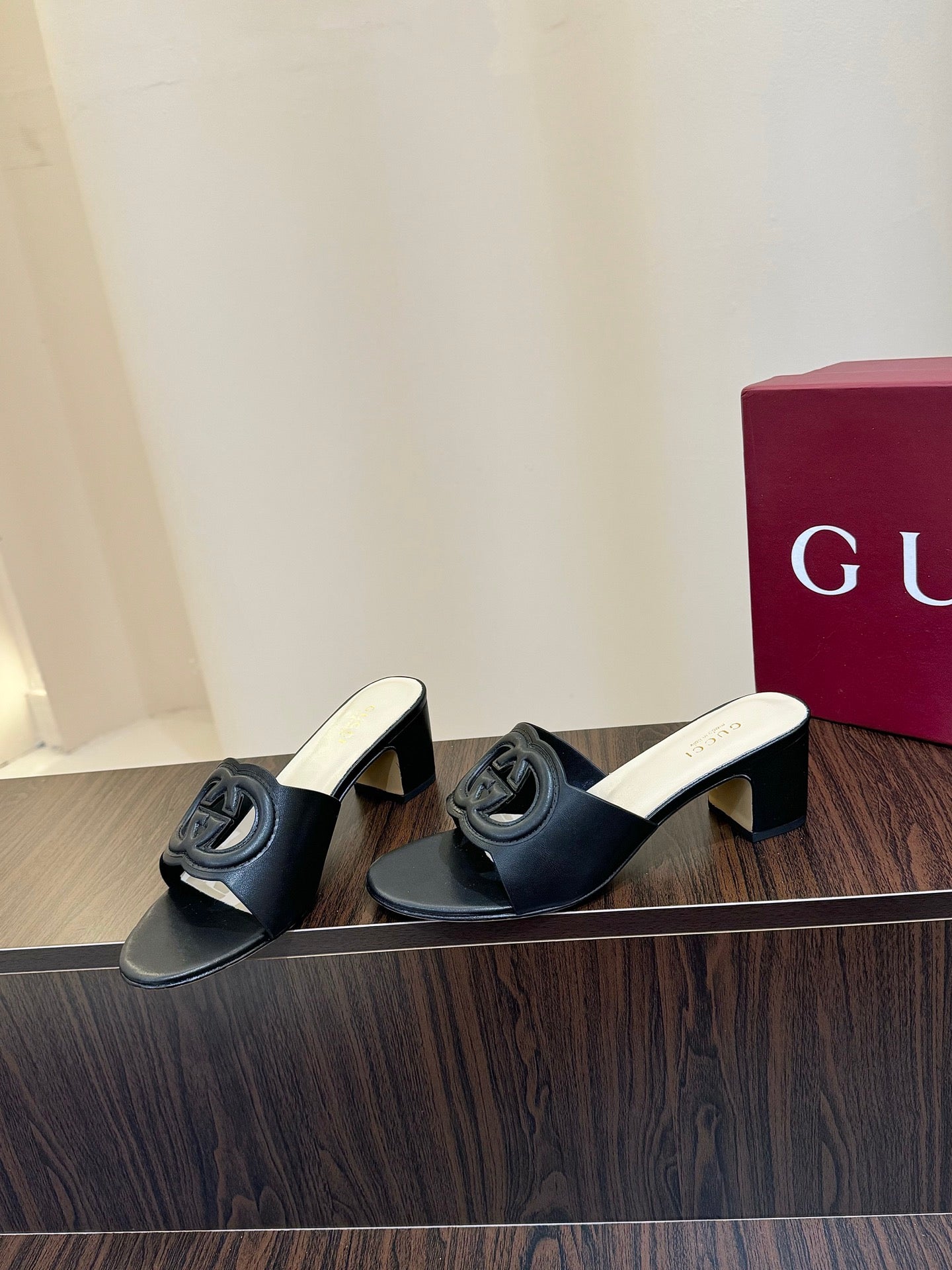 Gucc 25fw slide sandals