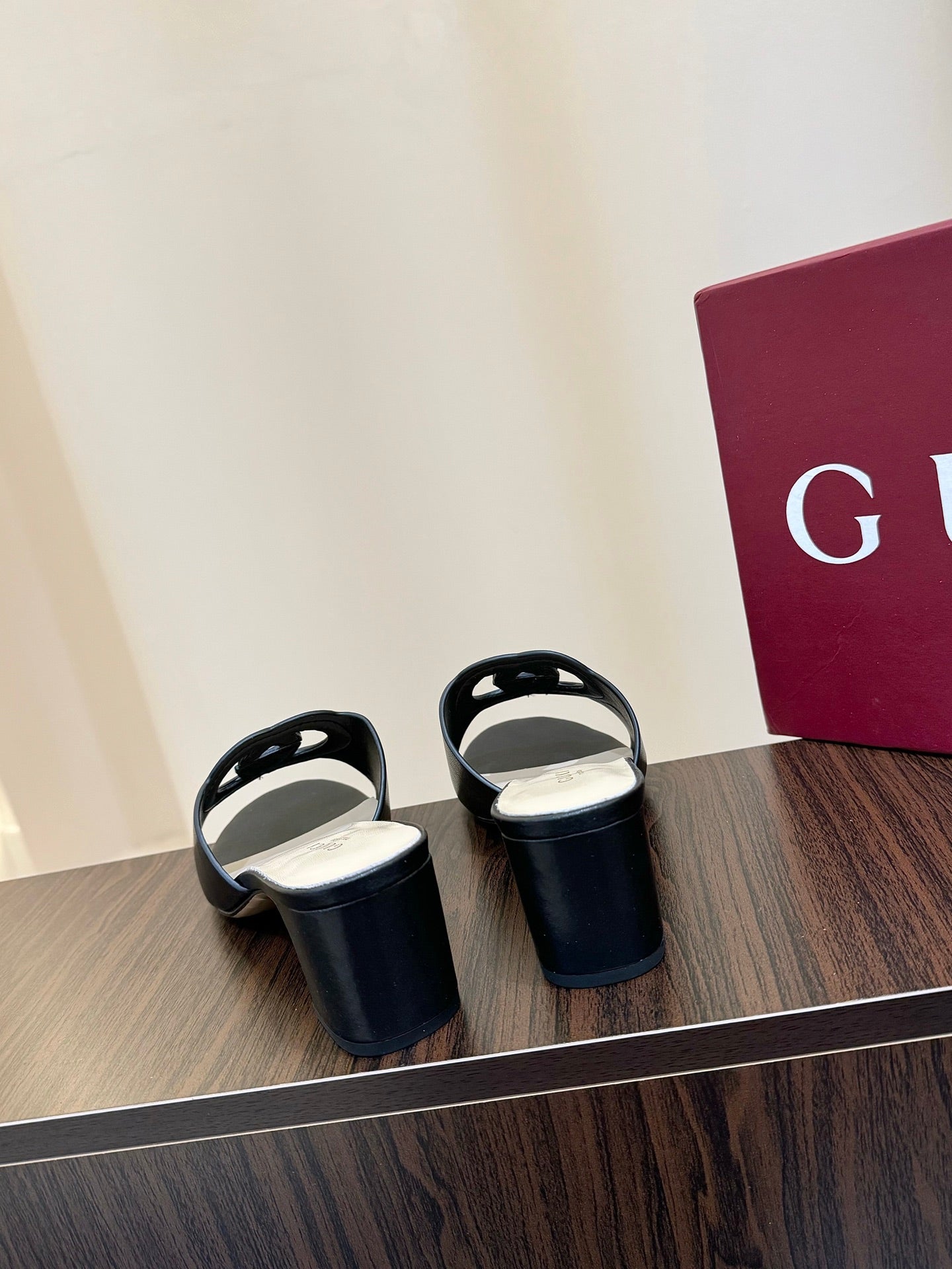 Gucc 25fw slide sandals