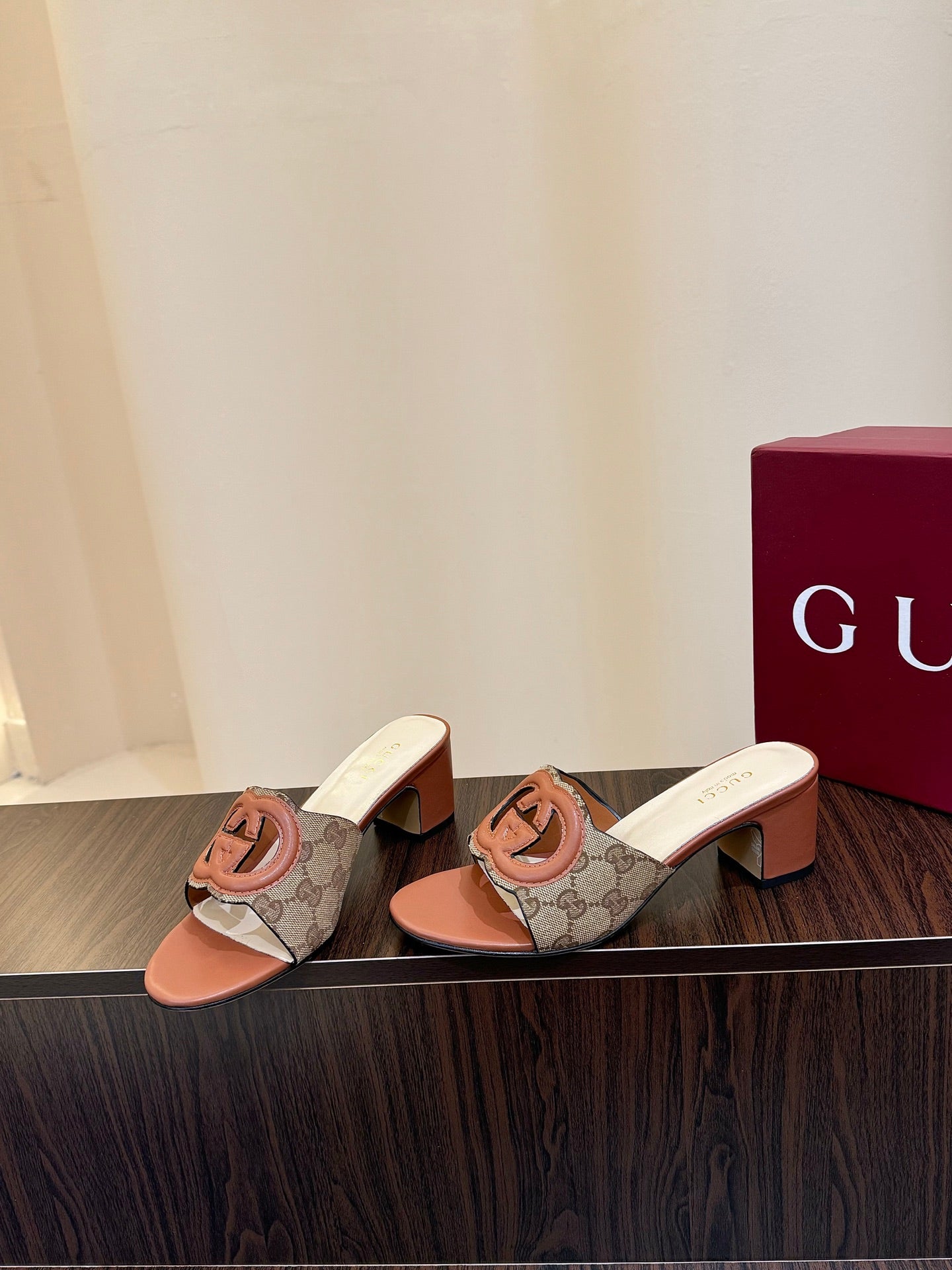 Gucc 25fw slide sandals