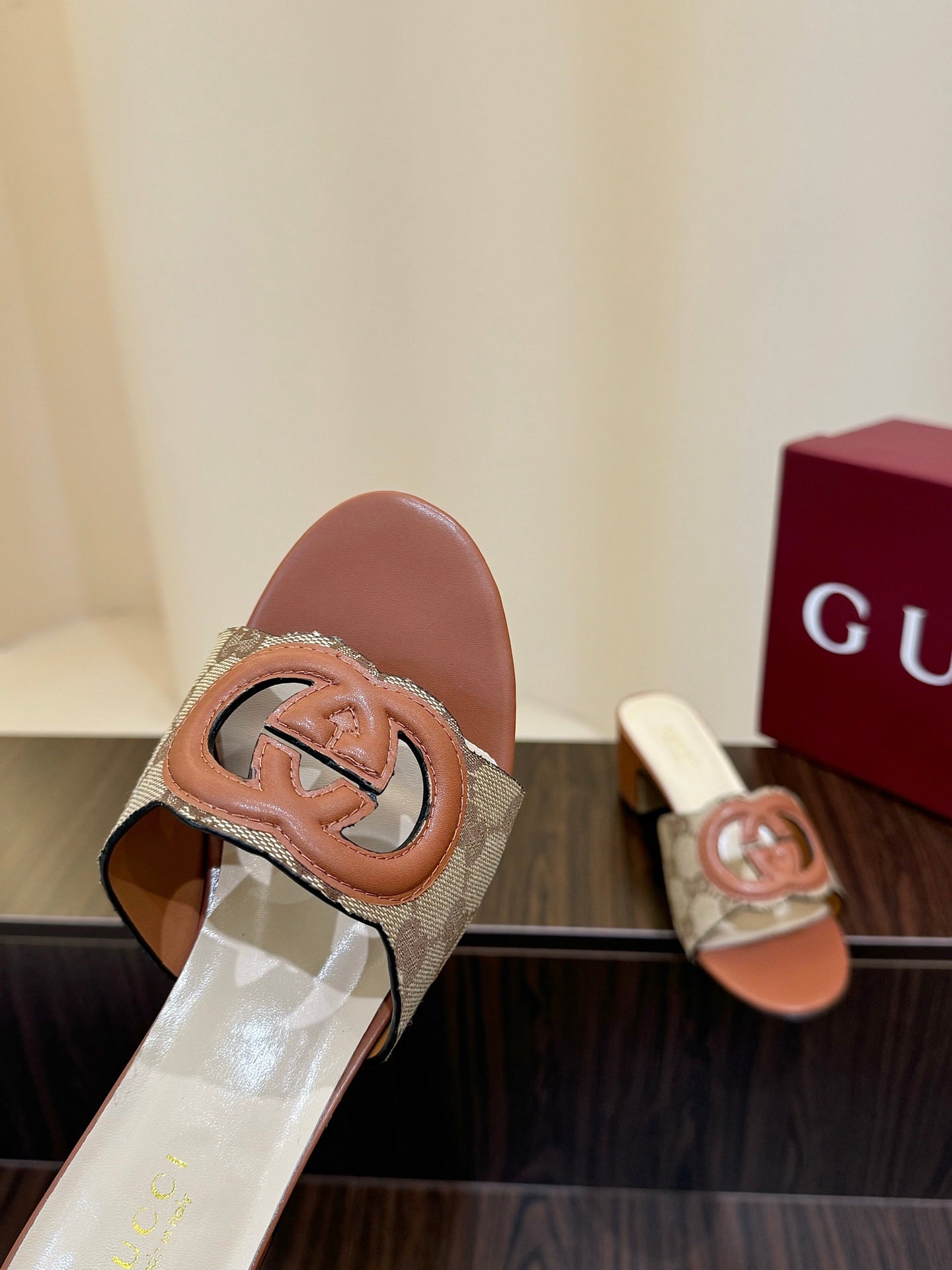 Gucc 25fw slide sandals