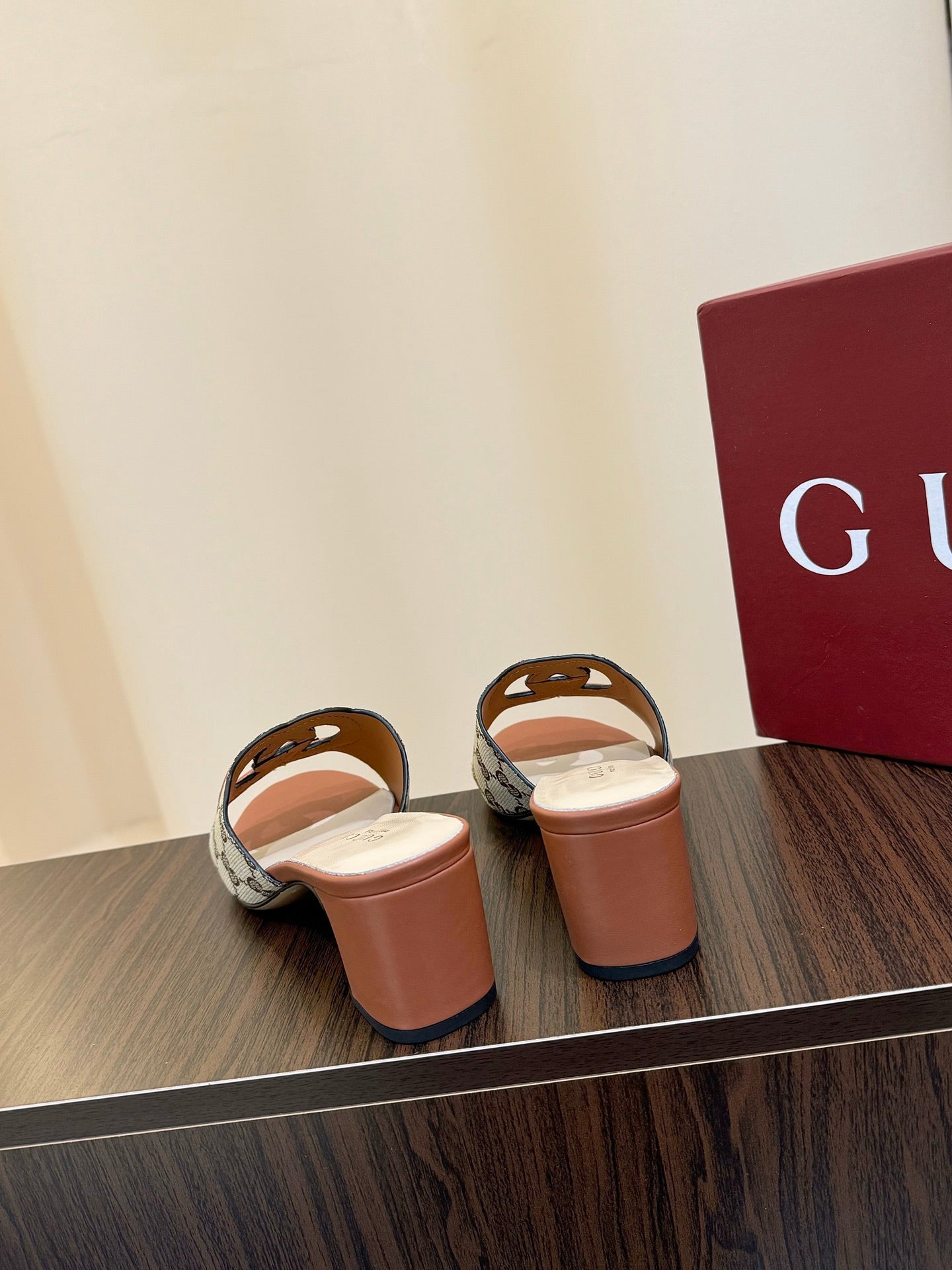 Gucc 25fw slide sandals