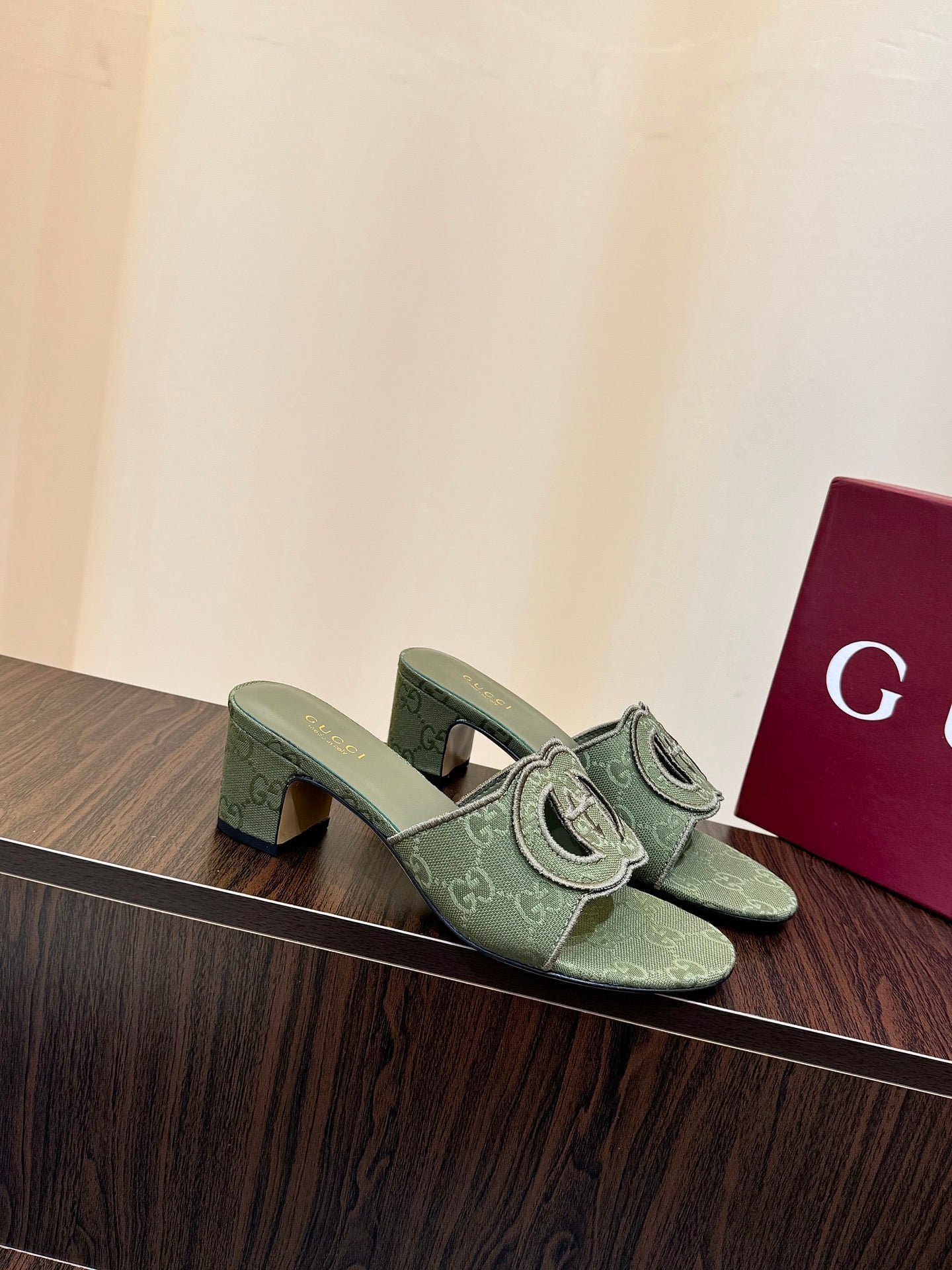 Gucc 25fw slide sandals