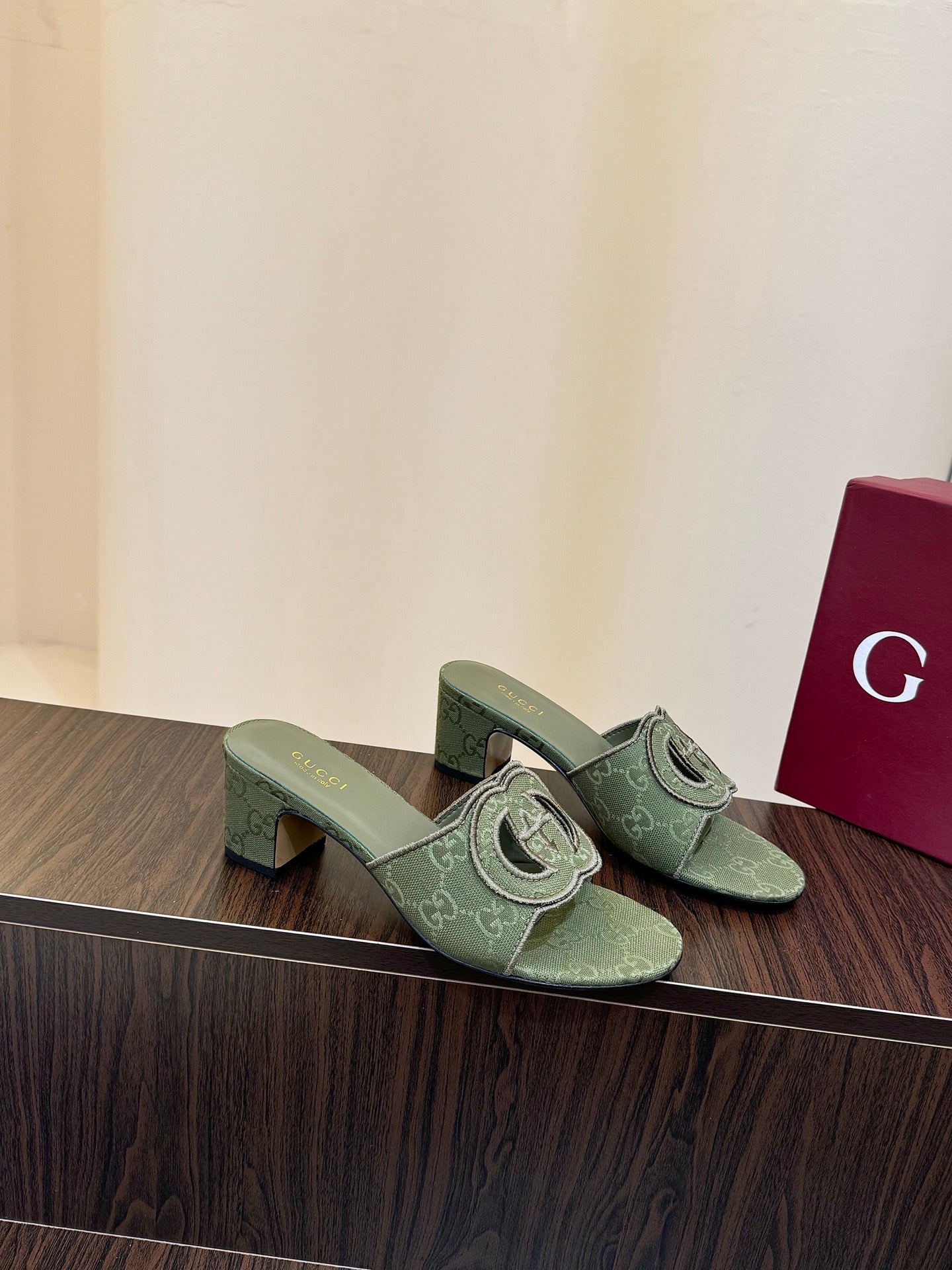 Gucc 25fw slide sandals