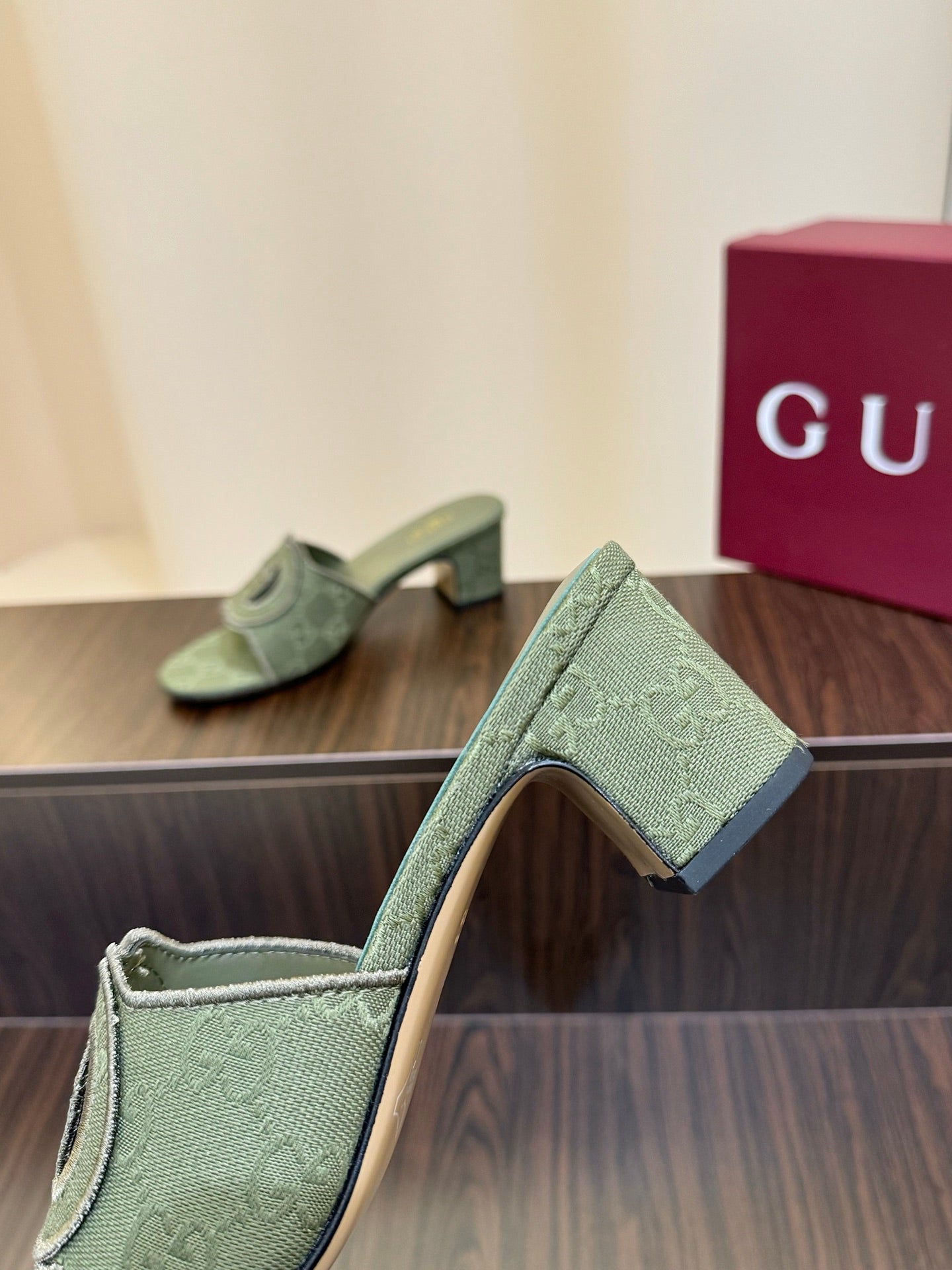 Gucc 25fw slide sandals