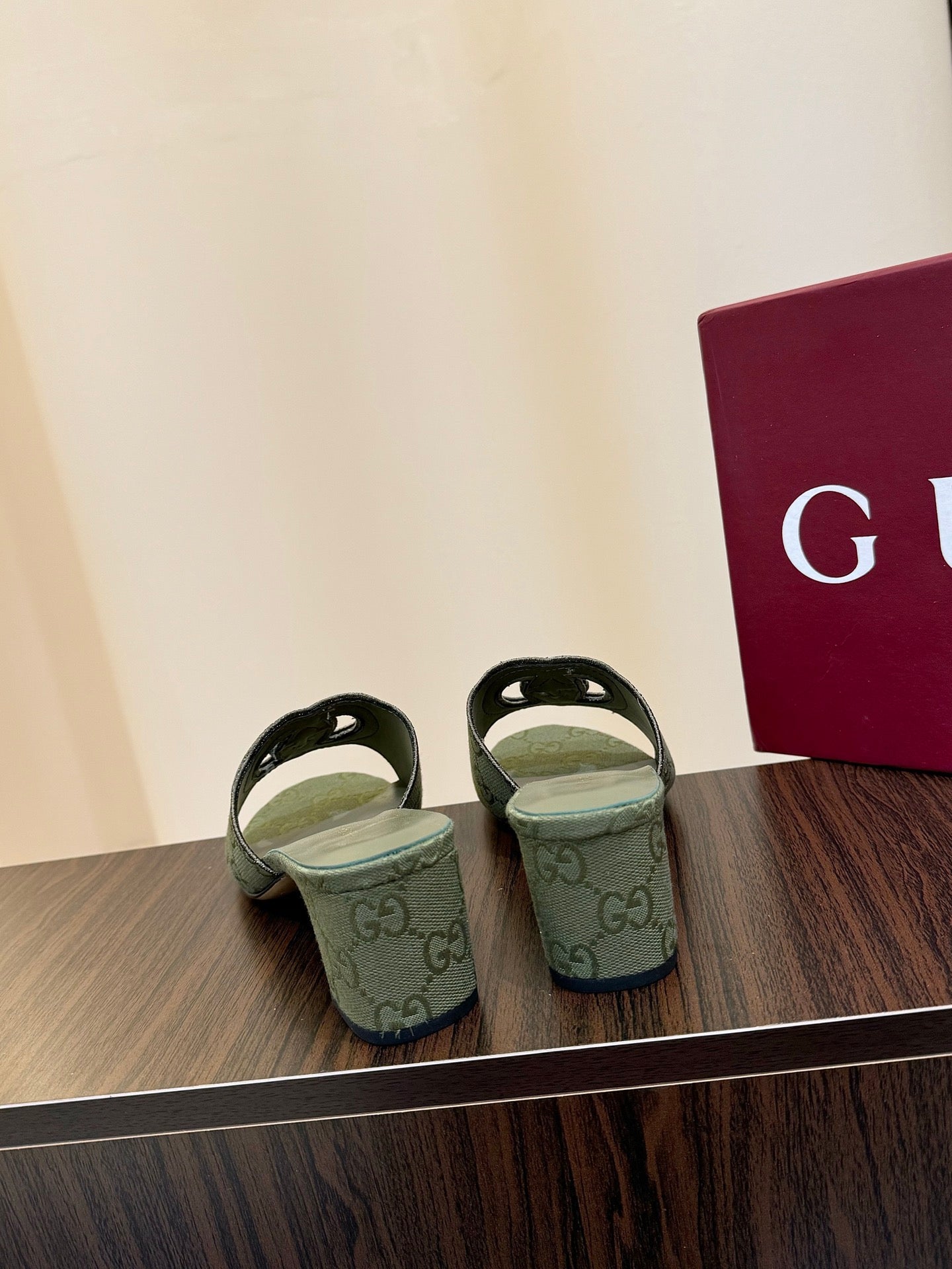 Gucc 25fw slide sandals