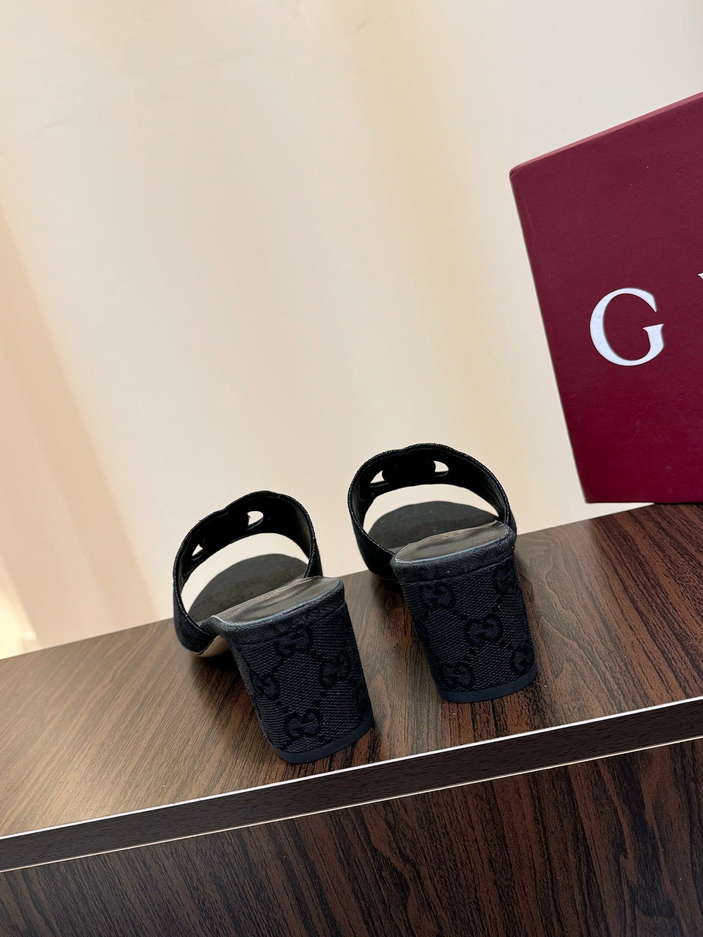 Gucc 25fw slide sandals