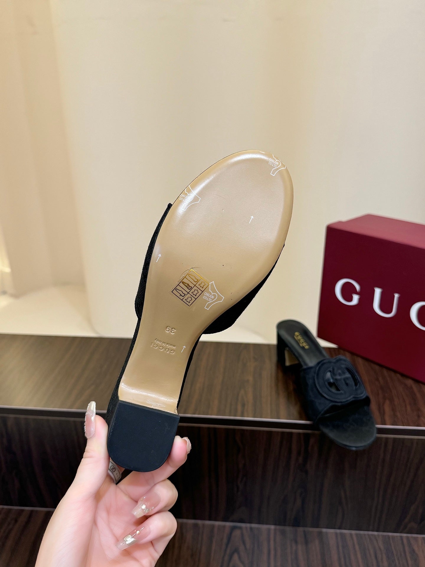Gucc 25fw slide sandals