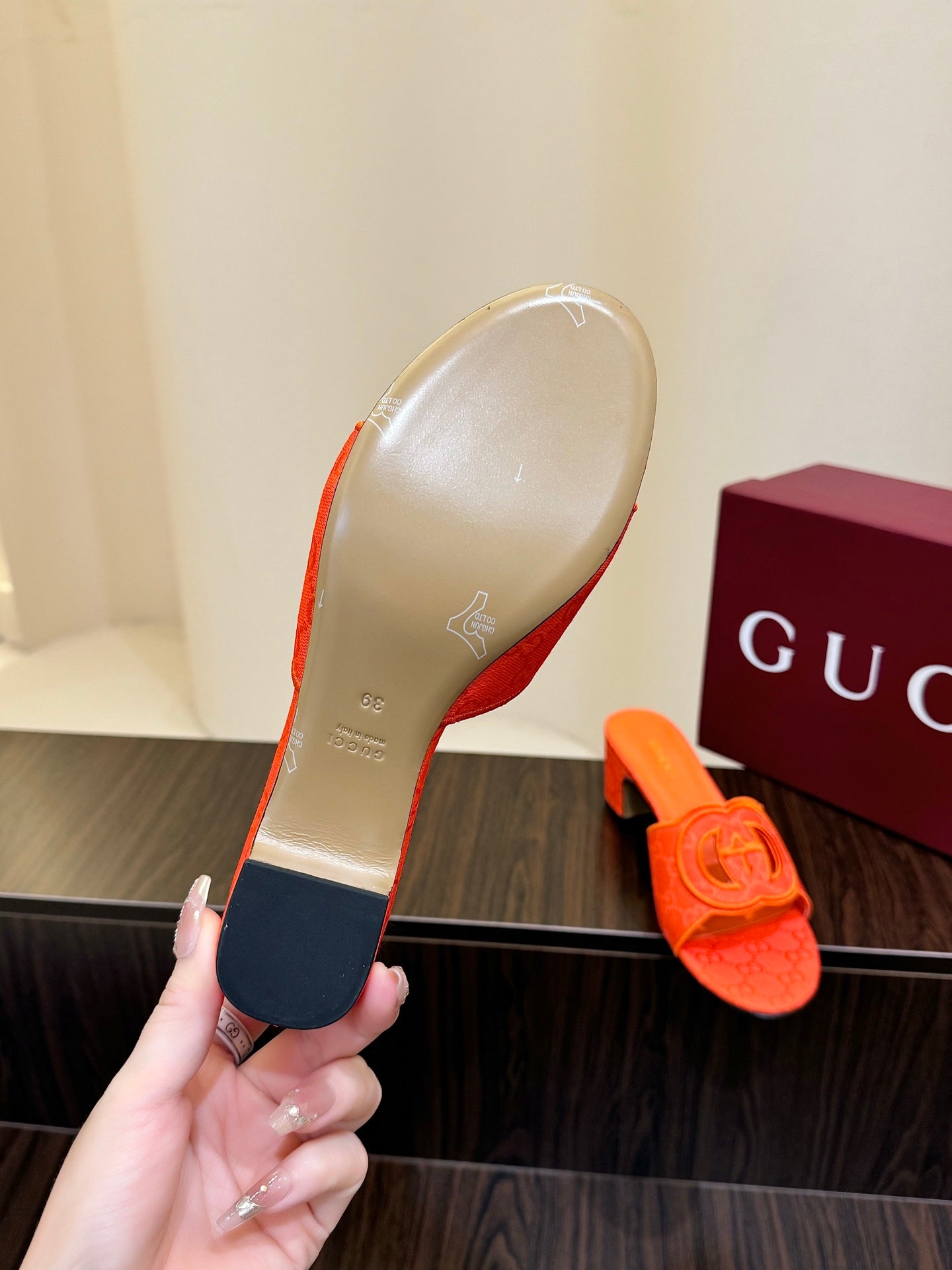 Gucc 25fw slide sandals