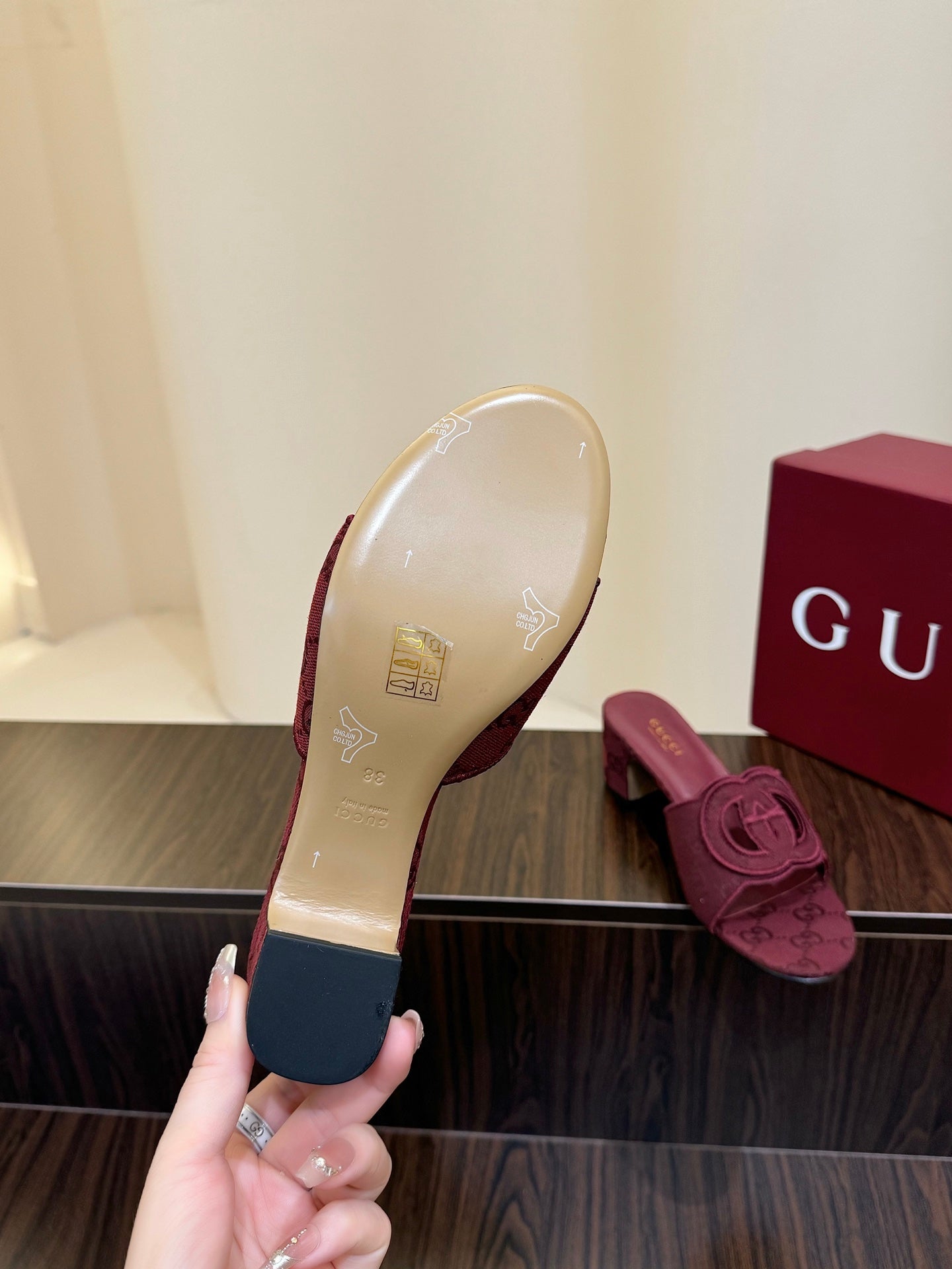 Gucc 25fw slide sandals