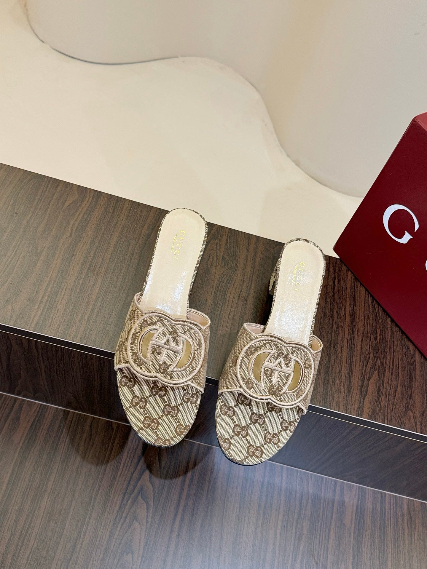 Gucc 25fw slide sandals