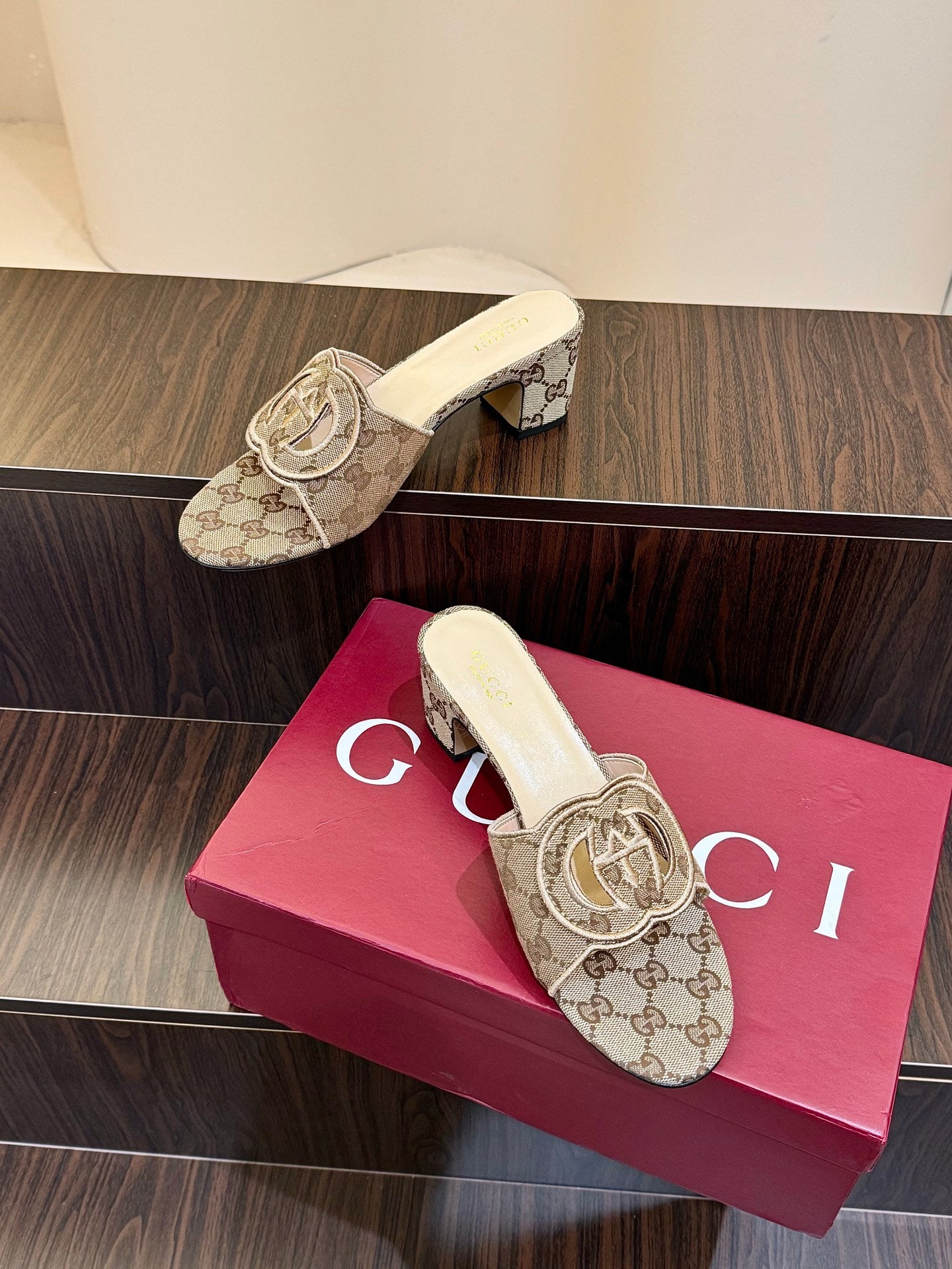 Gucc 25fw slide sandals