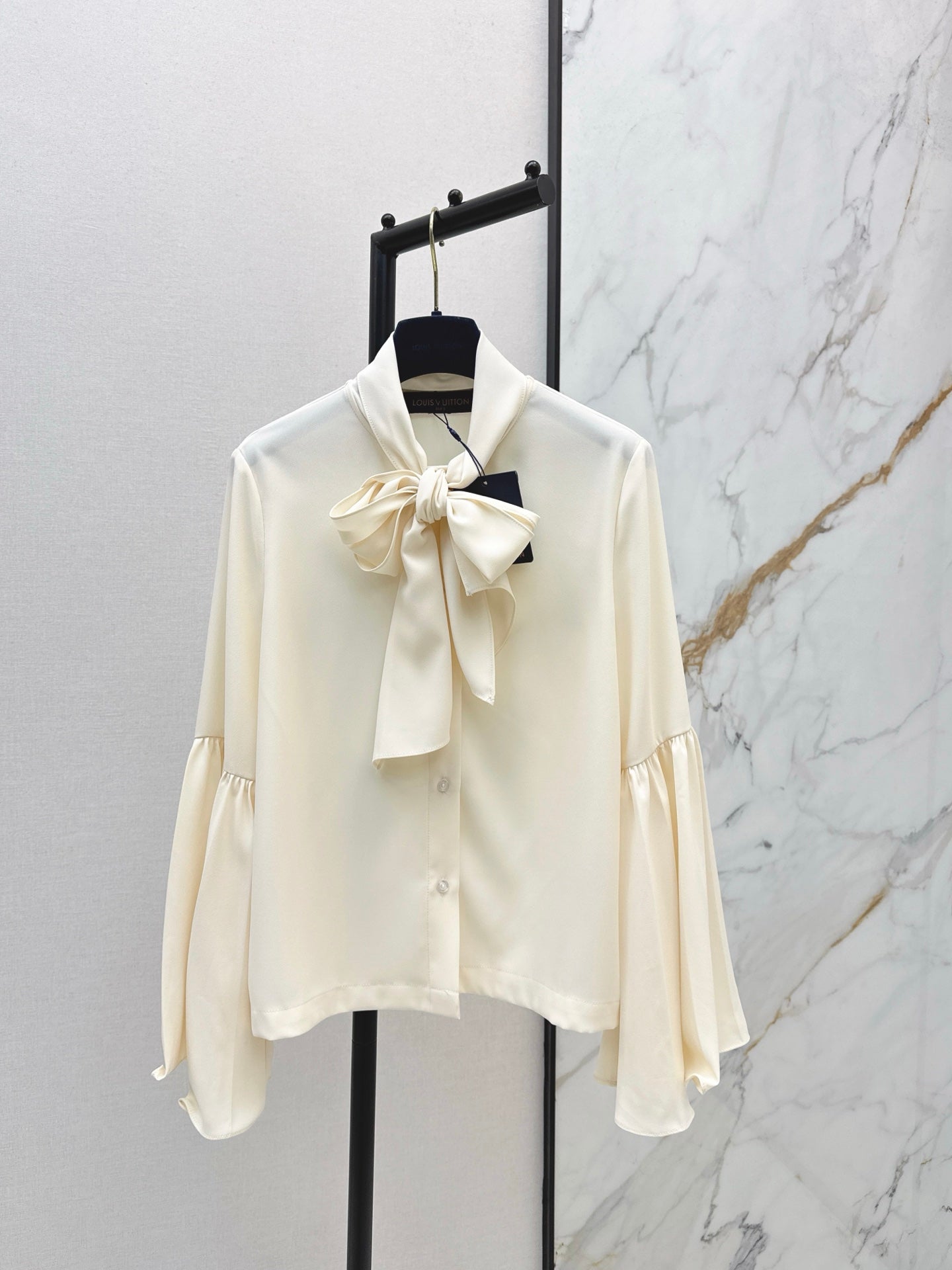 Louis 25fw ribbon flare sleeve shirt