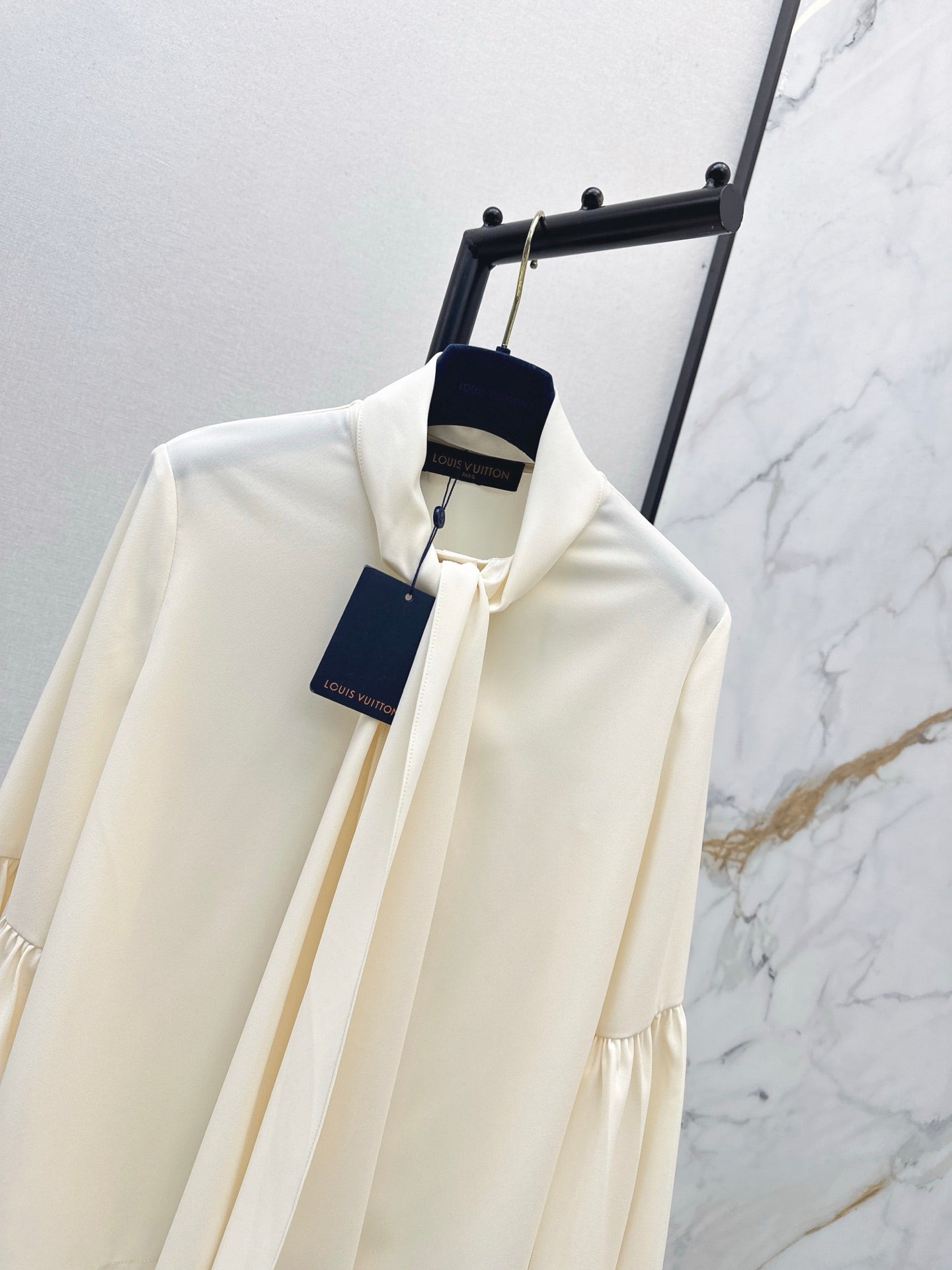 Louis 25fw ribbon flare sleeve shirt