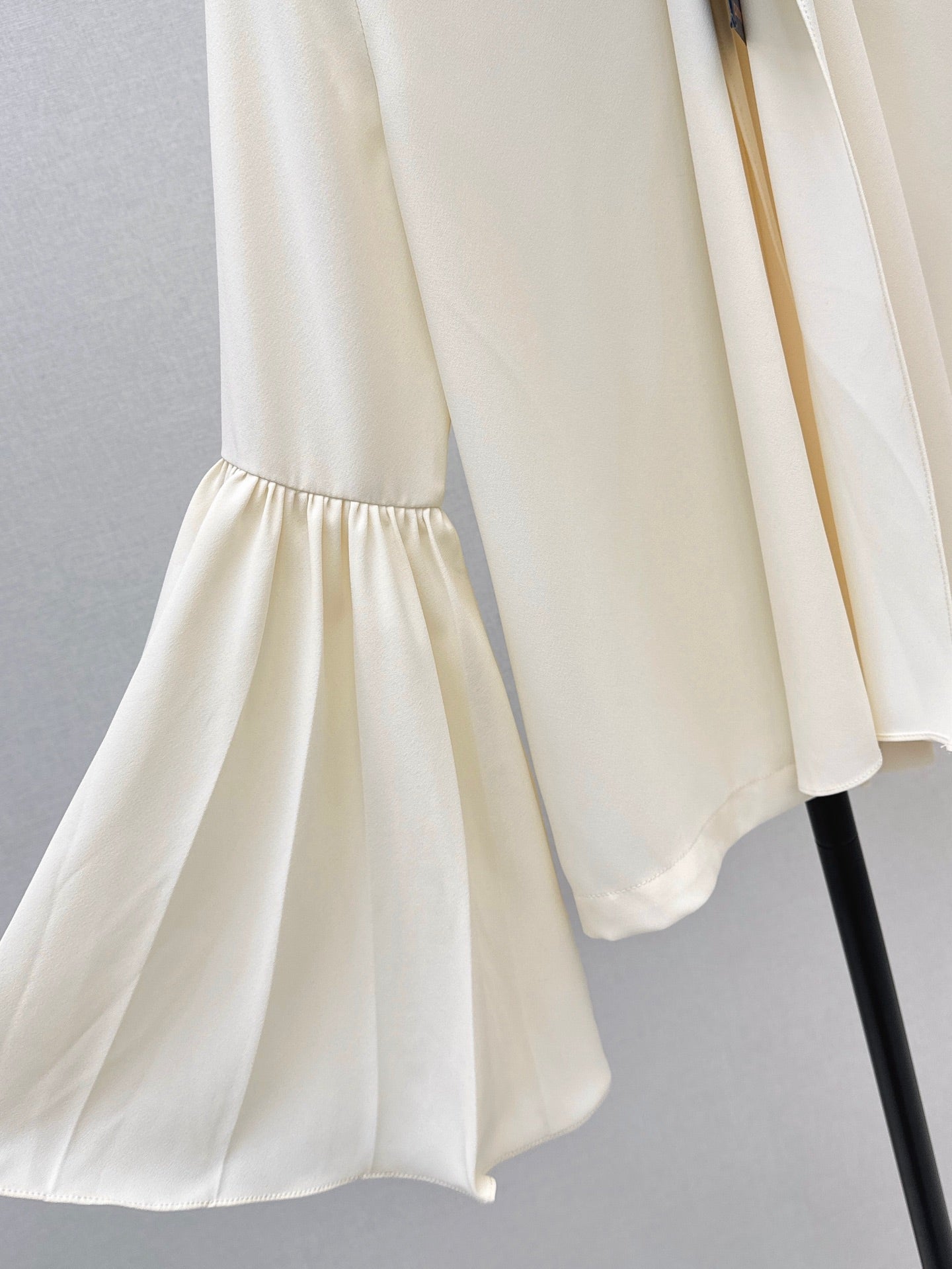Louis 25fw ribbon flare sleeve shirt