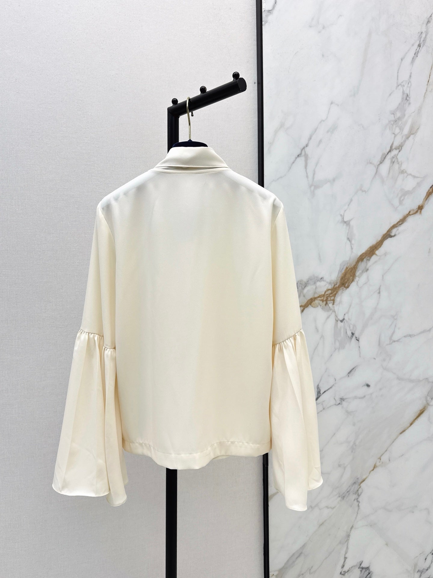 Louis 25fw ribbon flare sleeve shirt