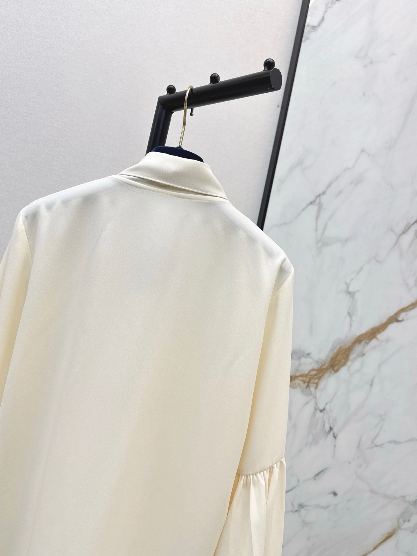 Louis 25fw ribbon flare sleeve shirt