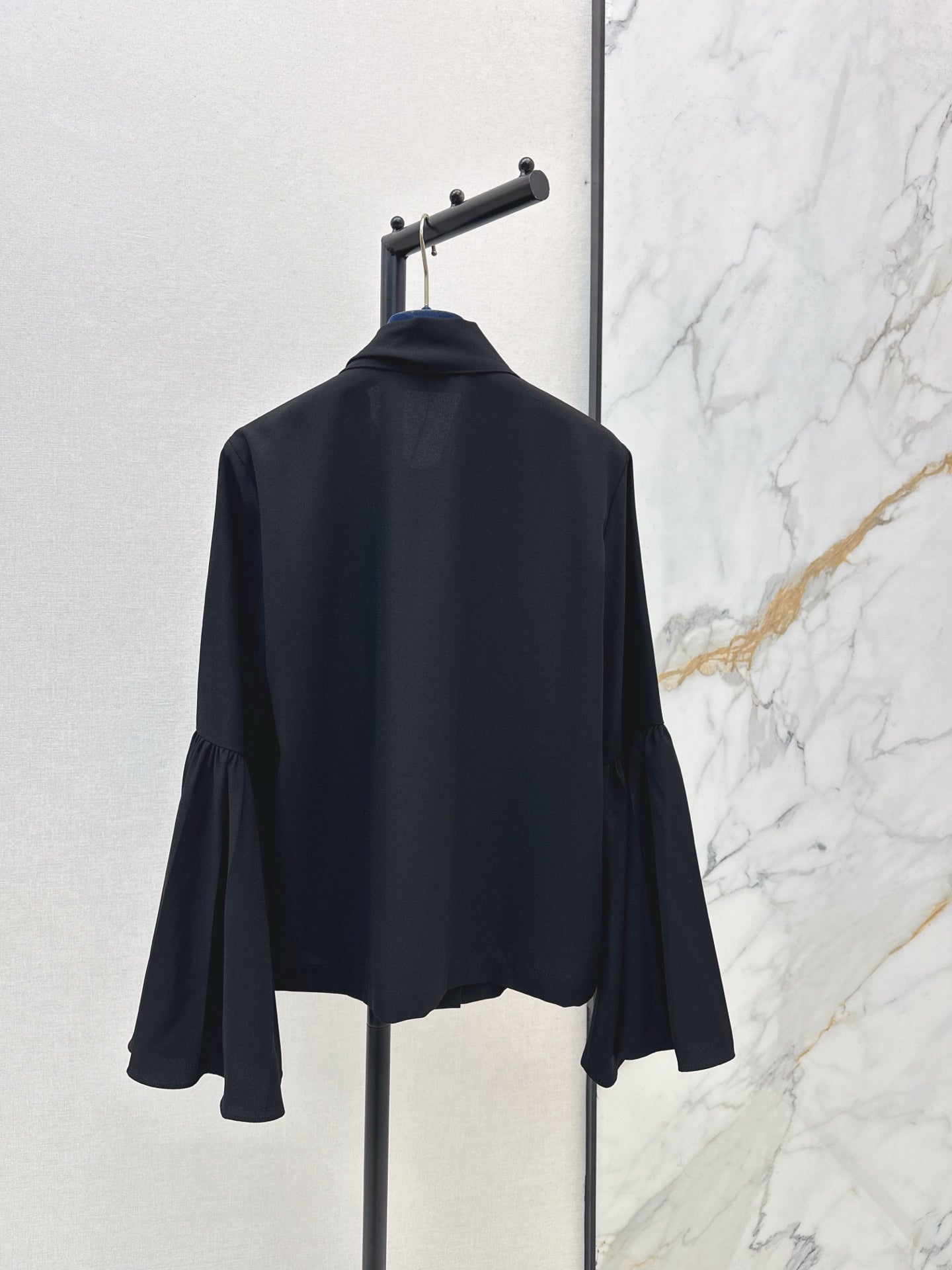 Louis 25fw ribbon flare sleeve shirt