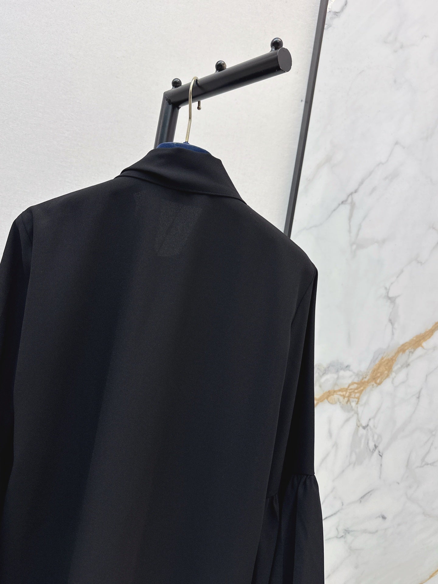 Louis 25fw ribbon flare sleeve shirt