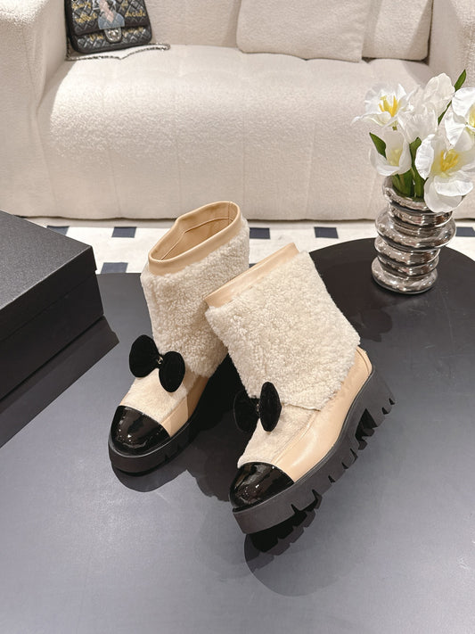 Chan 25fw plush boots with bow