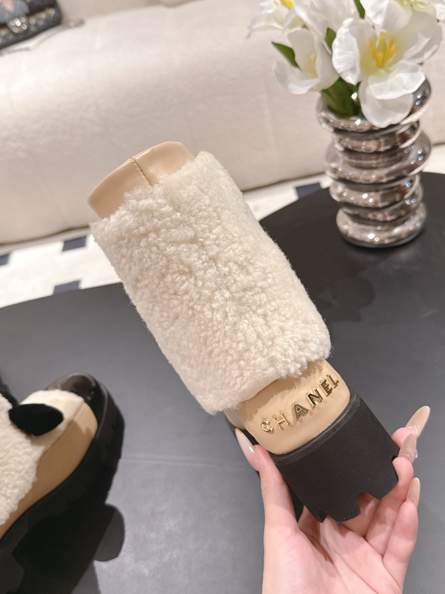 Chan 25fw plush boots with bow